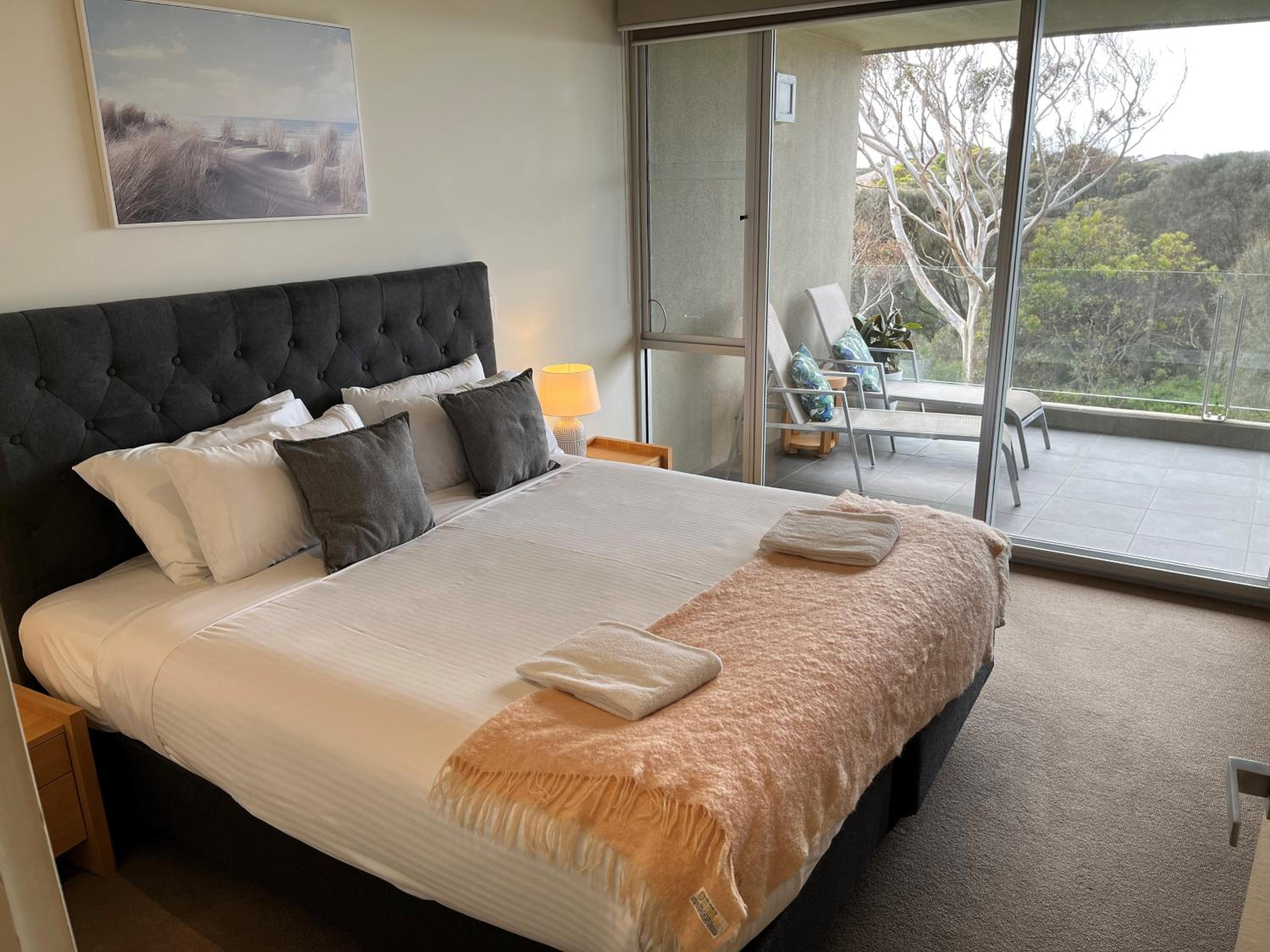 One Bedroom Deluxe Apartment - Photo 6