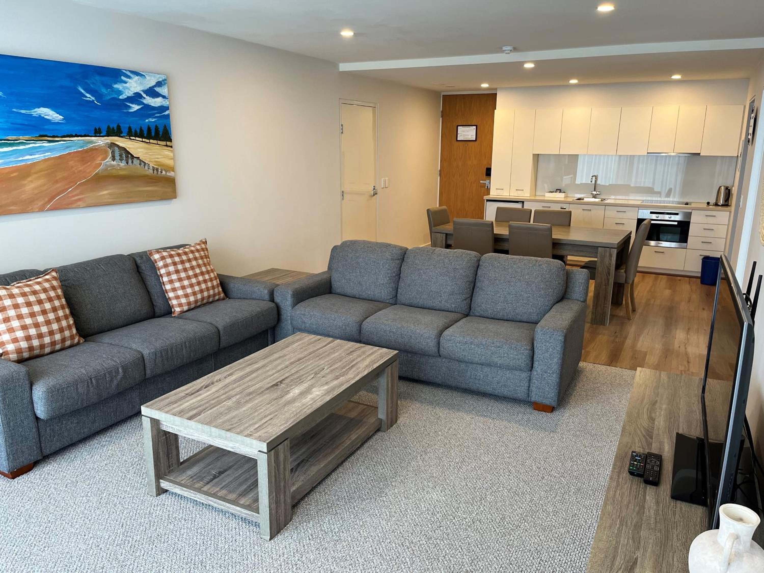 One Bedroom Deluxe Apartment - Photo 3