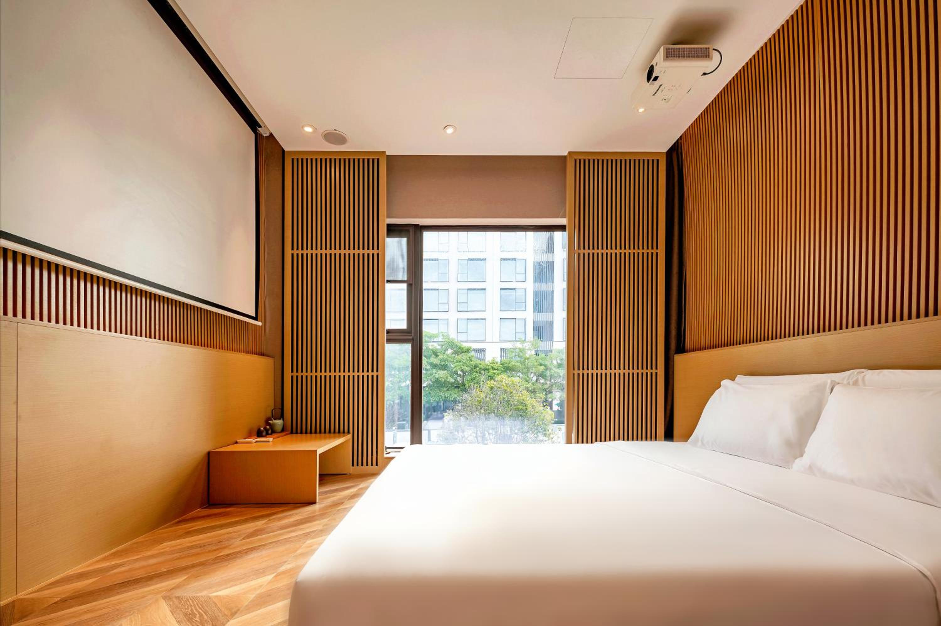 Garden King Room