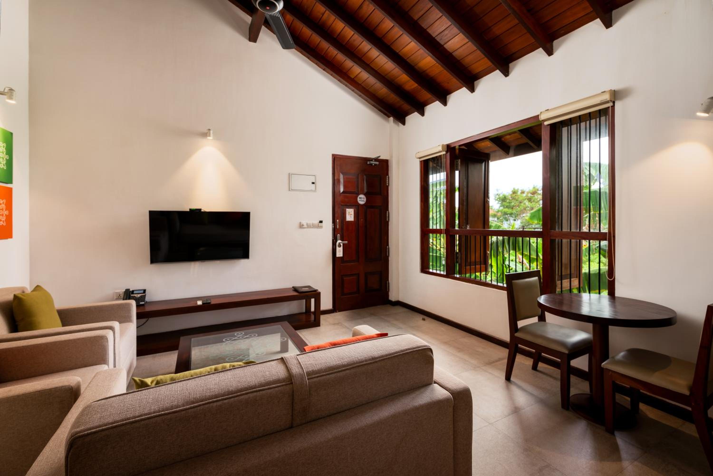 One-Bedroom Deluxe Suite with Kitchenette & Balcony
