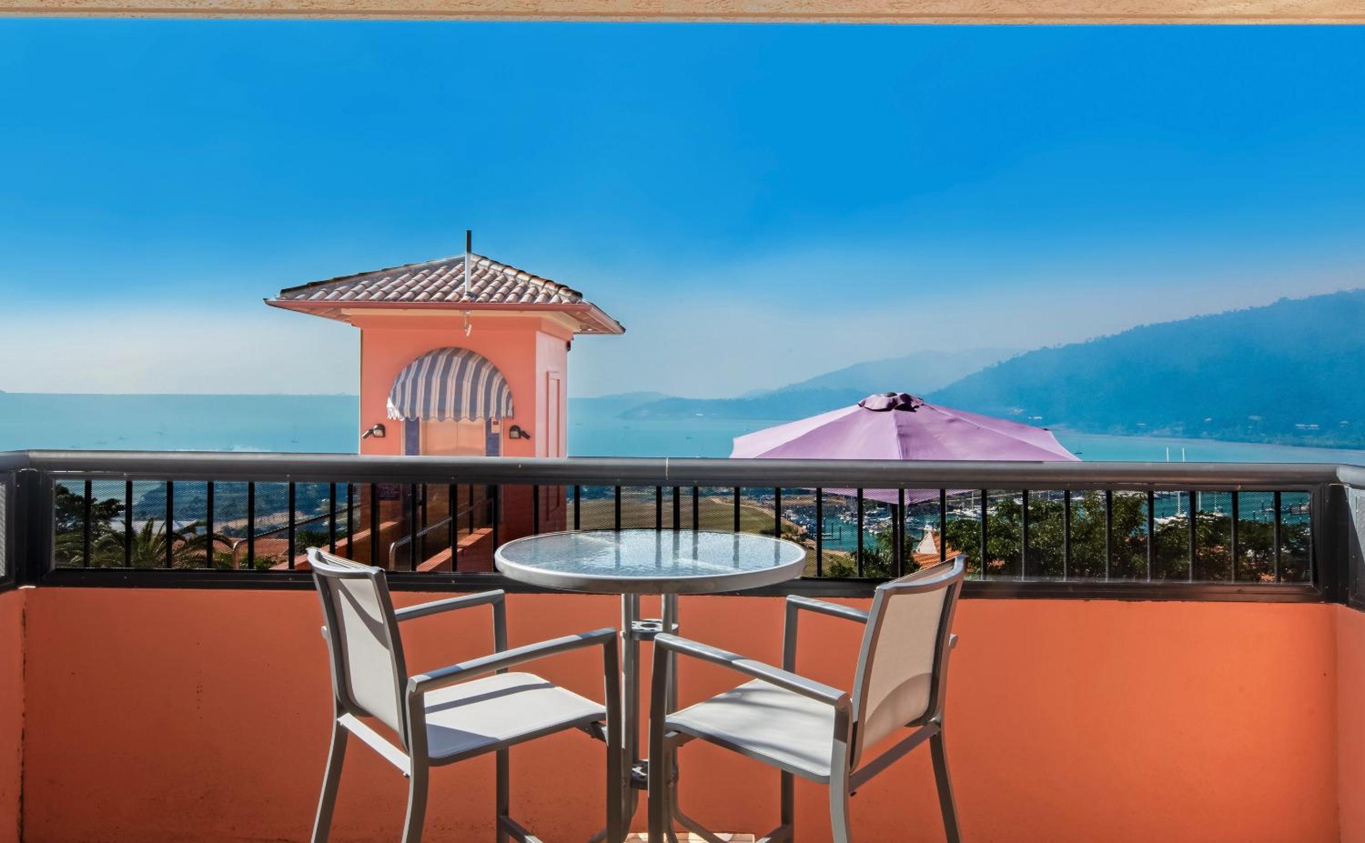 Deluxe One-Bedroom Apartment with Ocean View photo 3