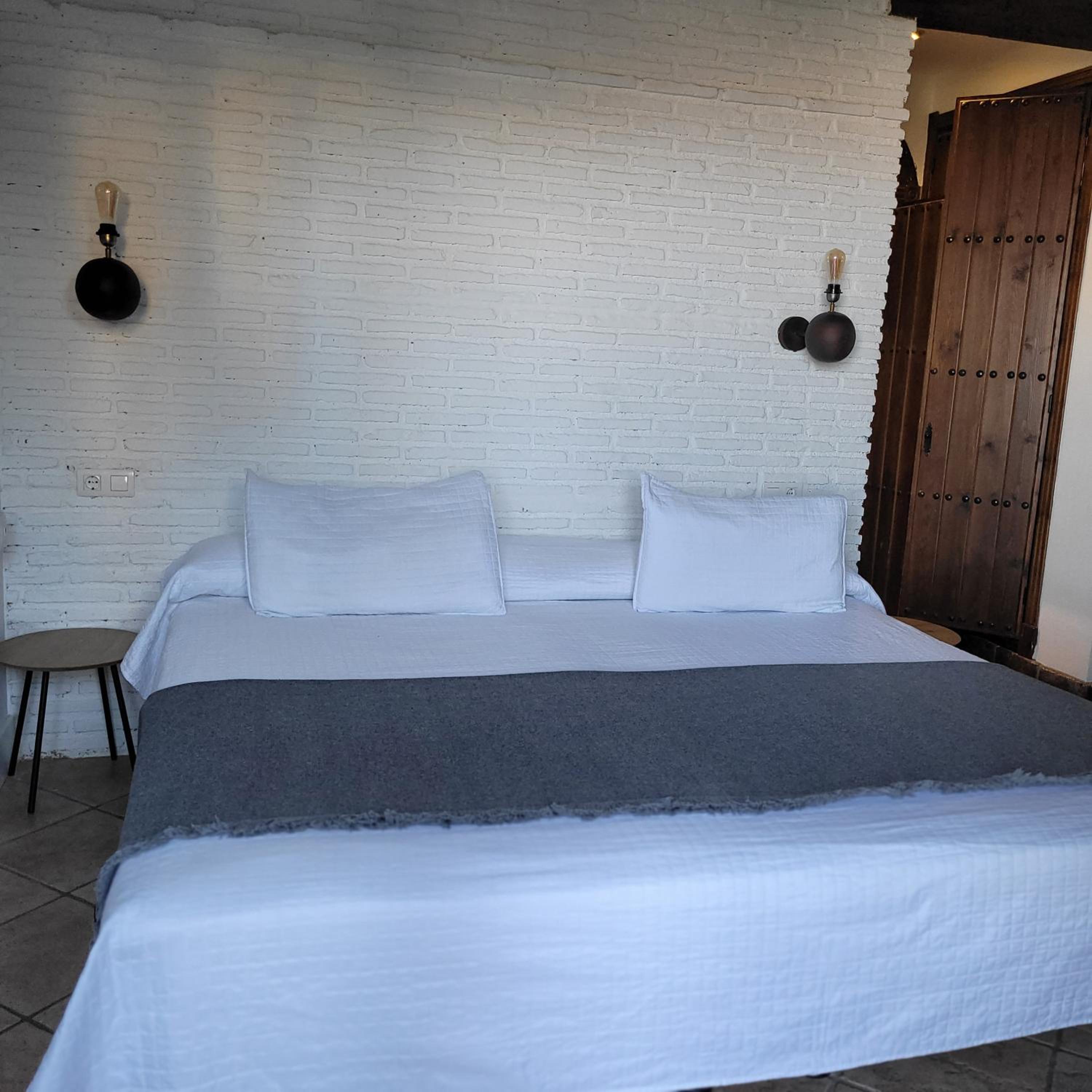 Double Room with Balcony - Photo 8