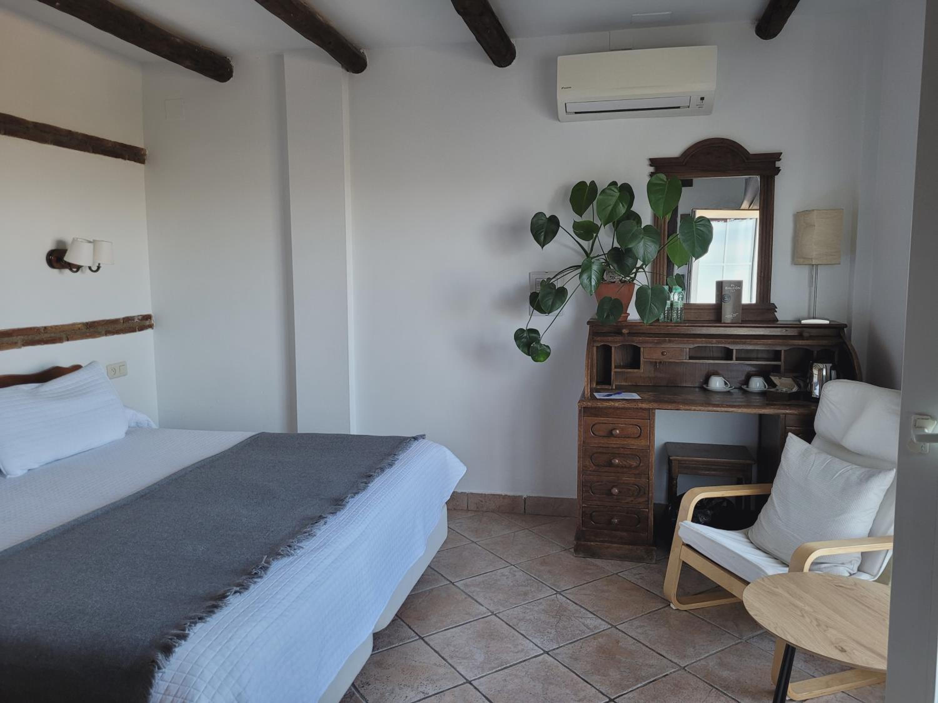 Double Room with Balcony - Photo 4
