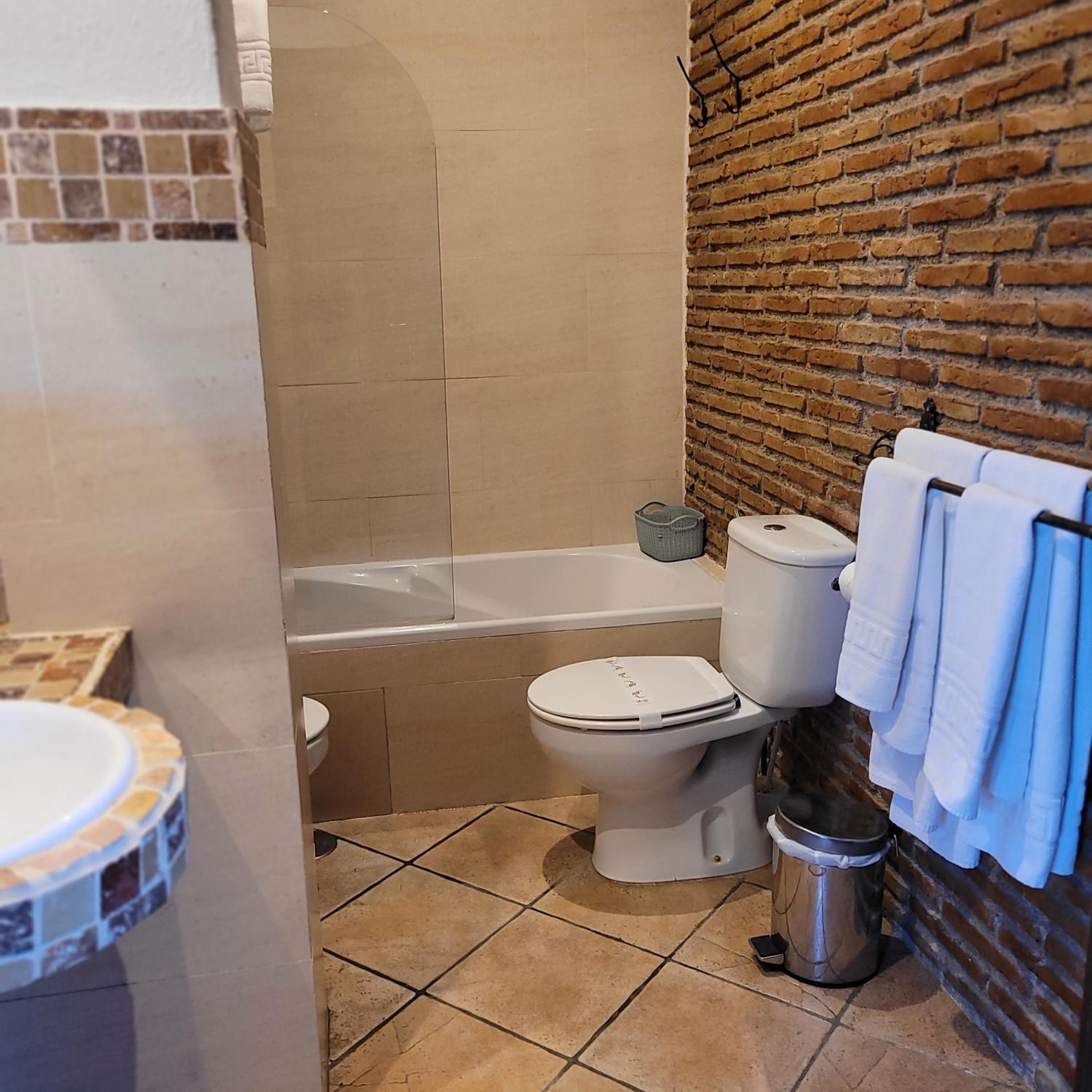 Double Room with Balcony - Photo 2