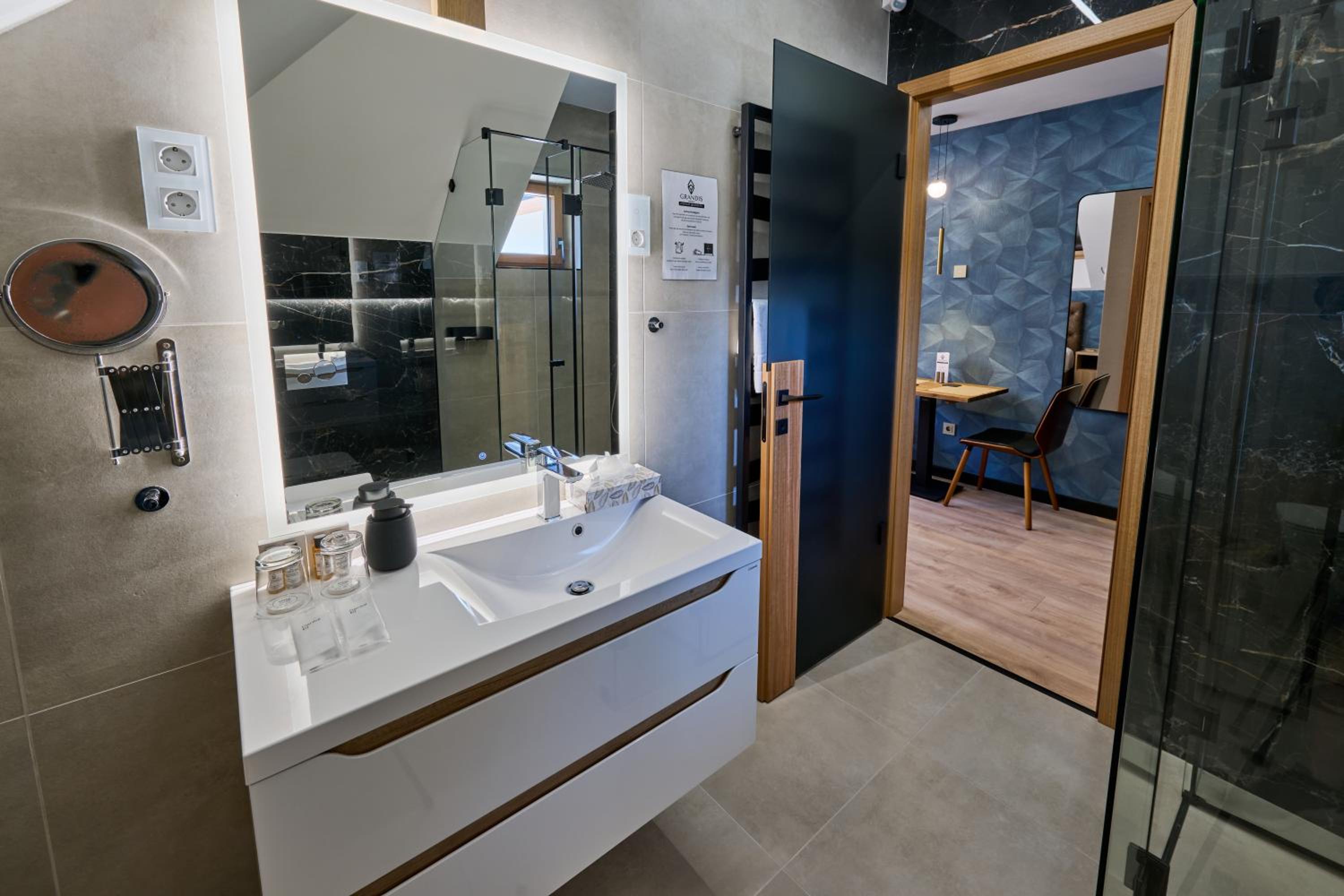 One-Bedroom Premium Apartment photo 3