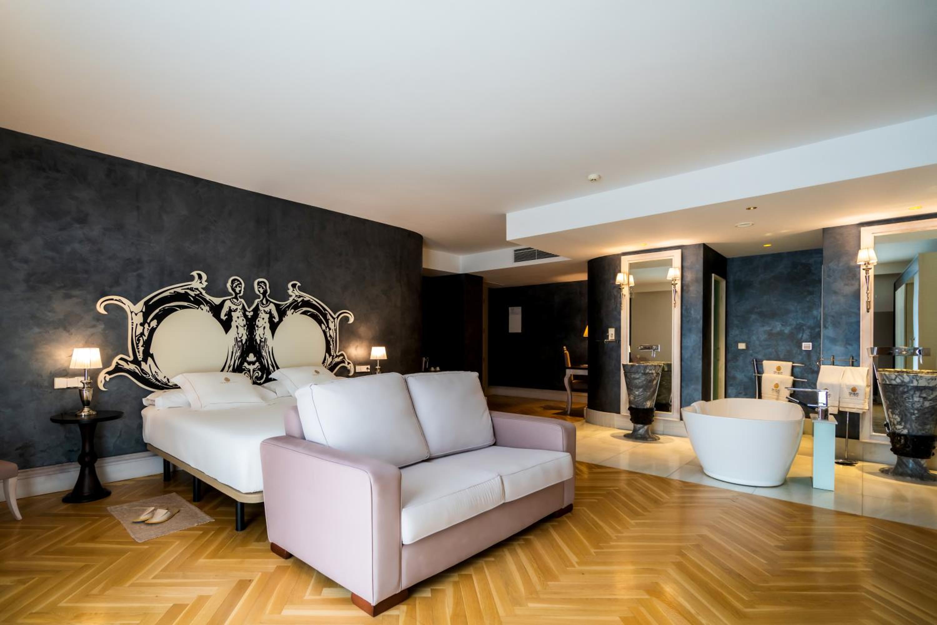Family Junior Suite (3 Adults + 1 Child) photo 3