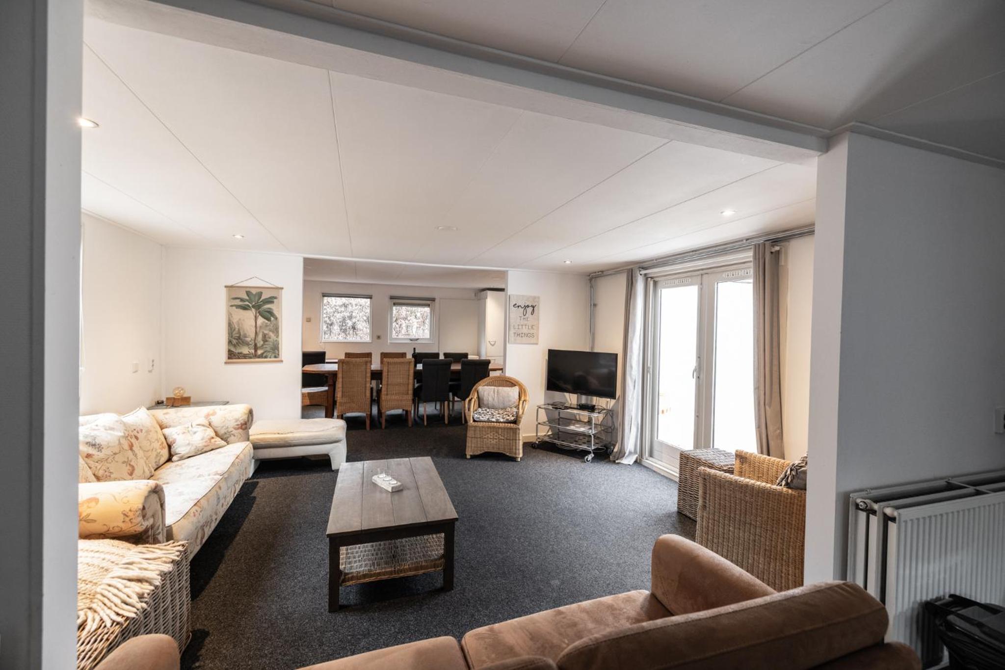 Five-Bedroom House photo 1
