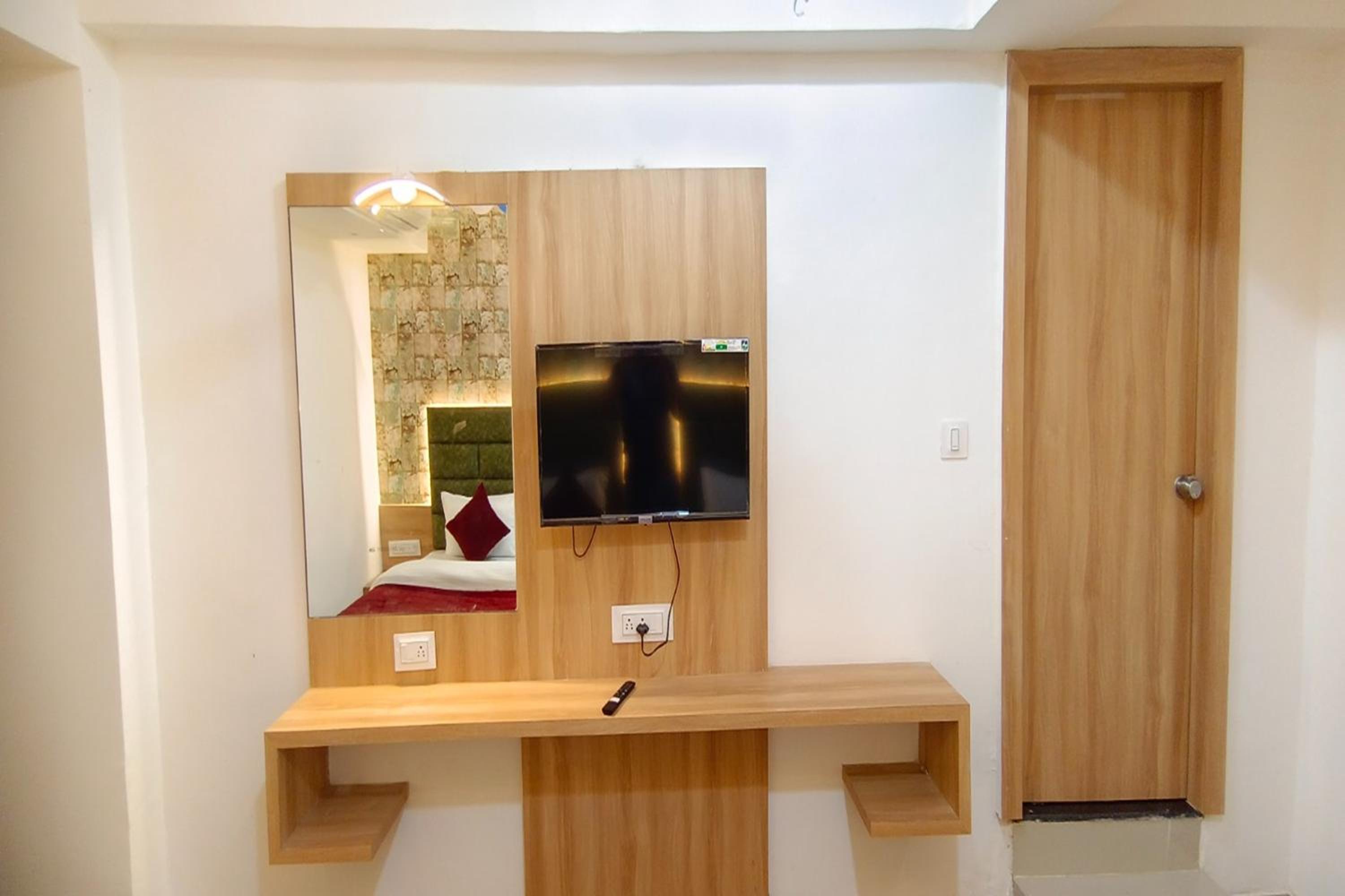 Deluxe Room - Photo 9