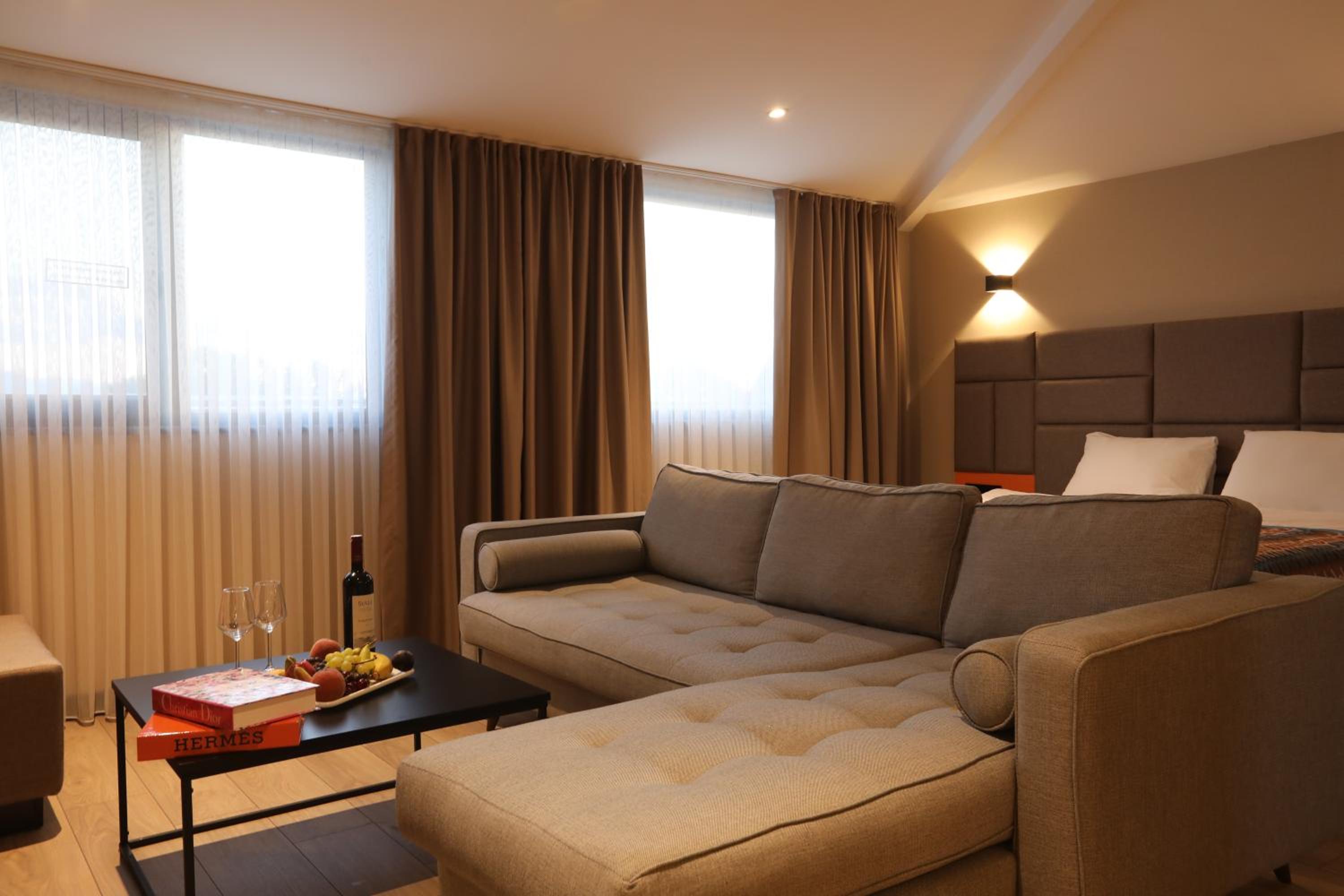 Suite with Hot Tub - Photo 5