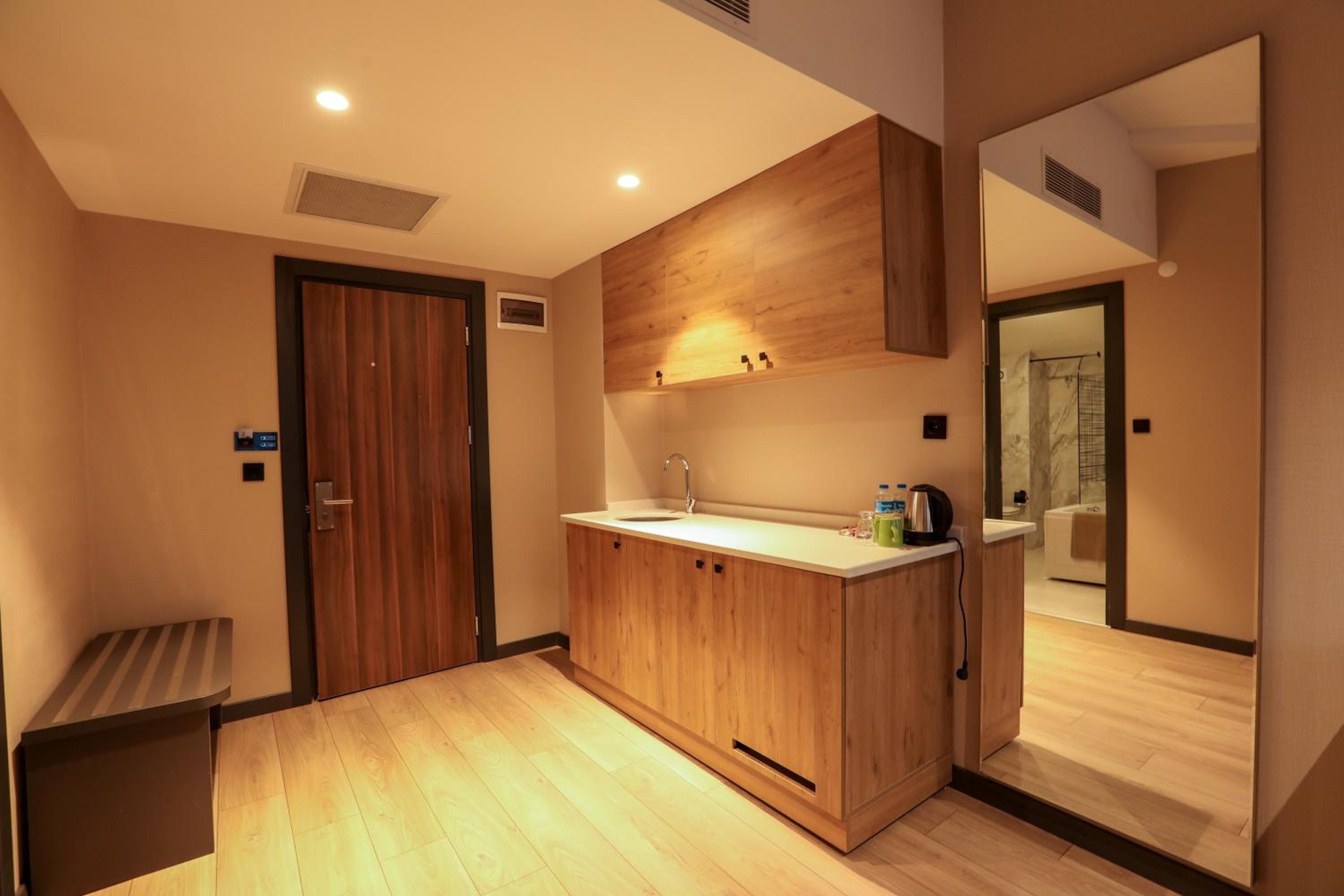 Suite with Hot Tub - Photo 7