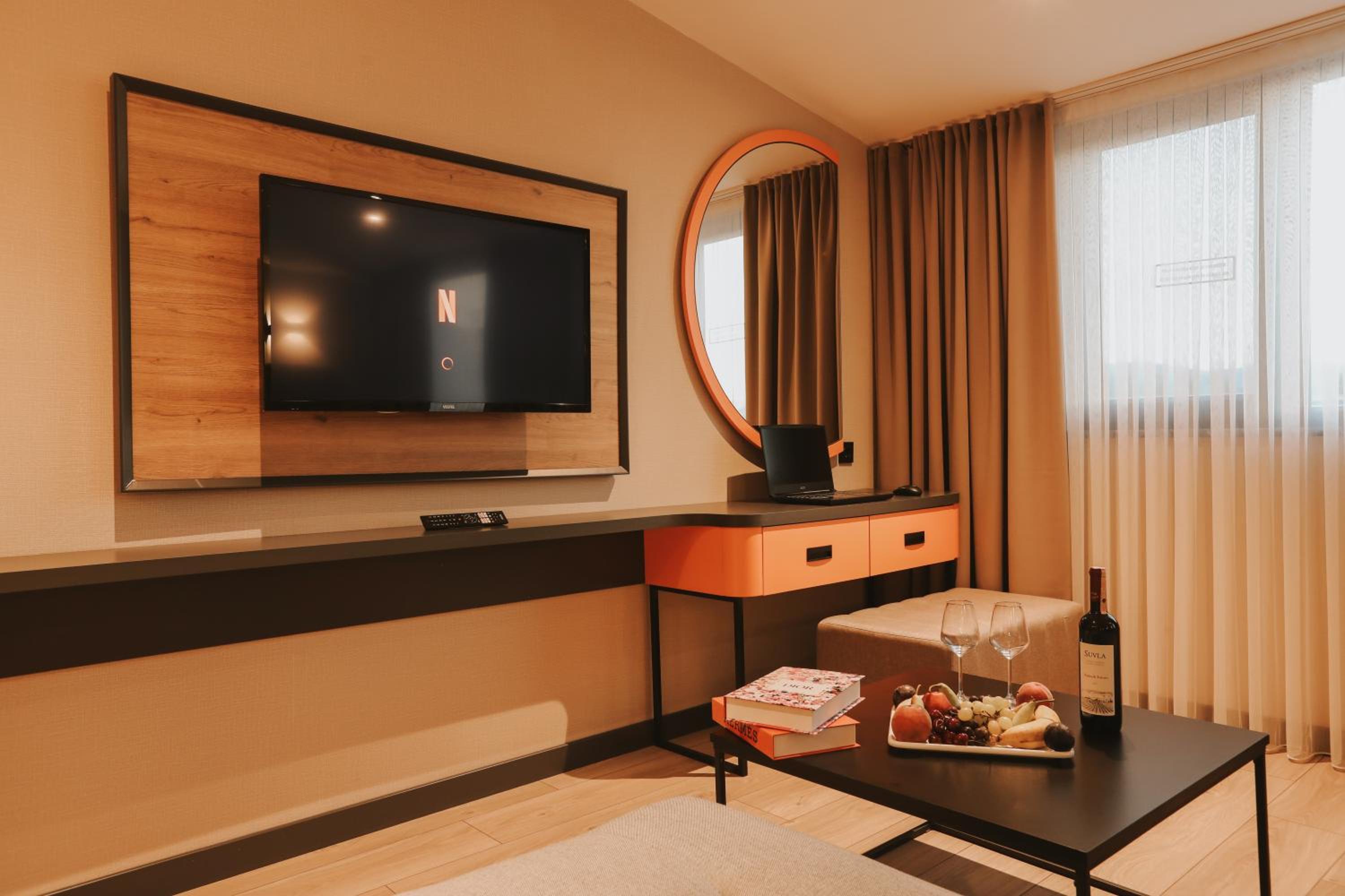 Suite with Hot Tub - Photo 6