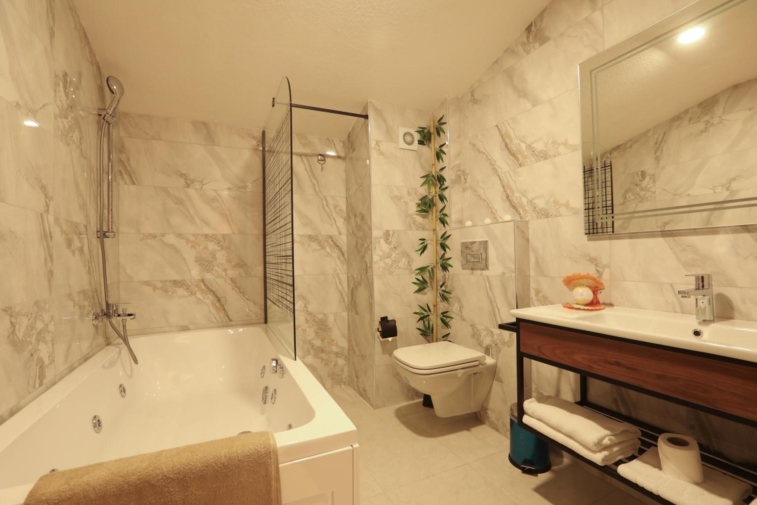 Suite with Hot Tub - Photo 8