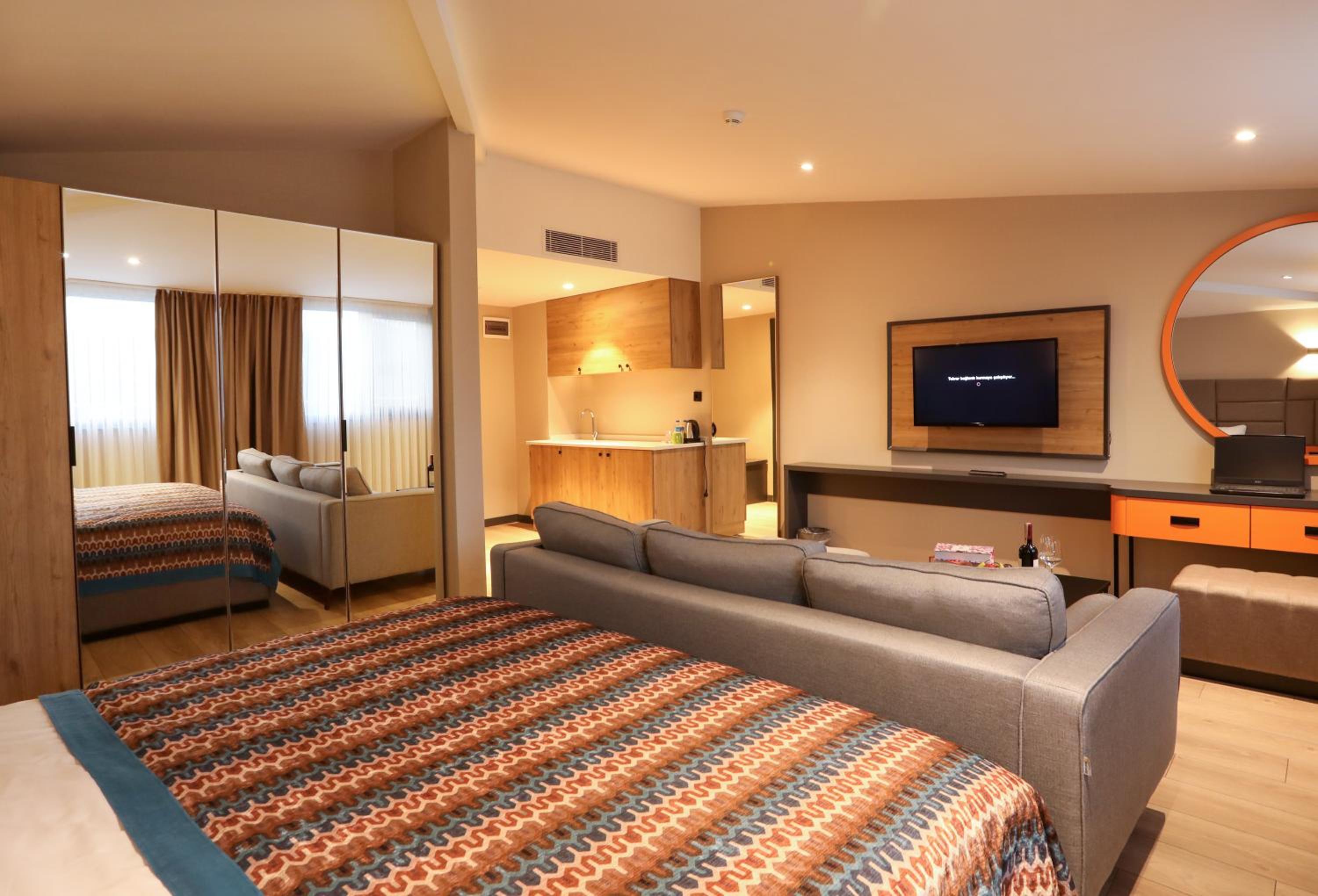 Suite with Hot Tub - Photo 4