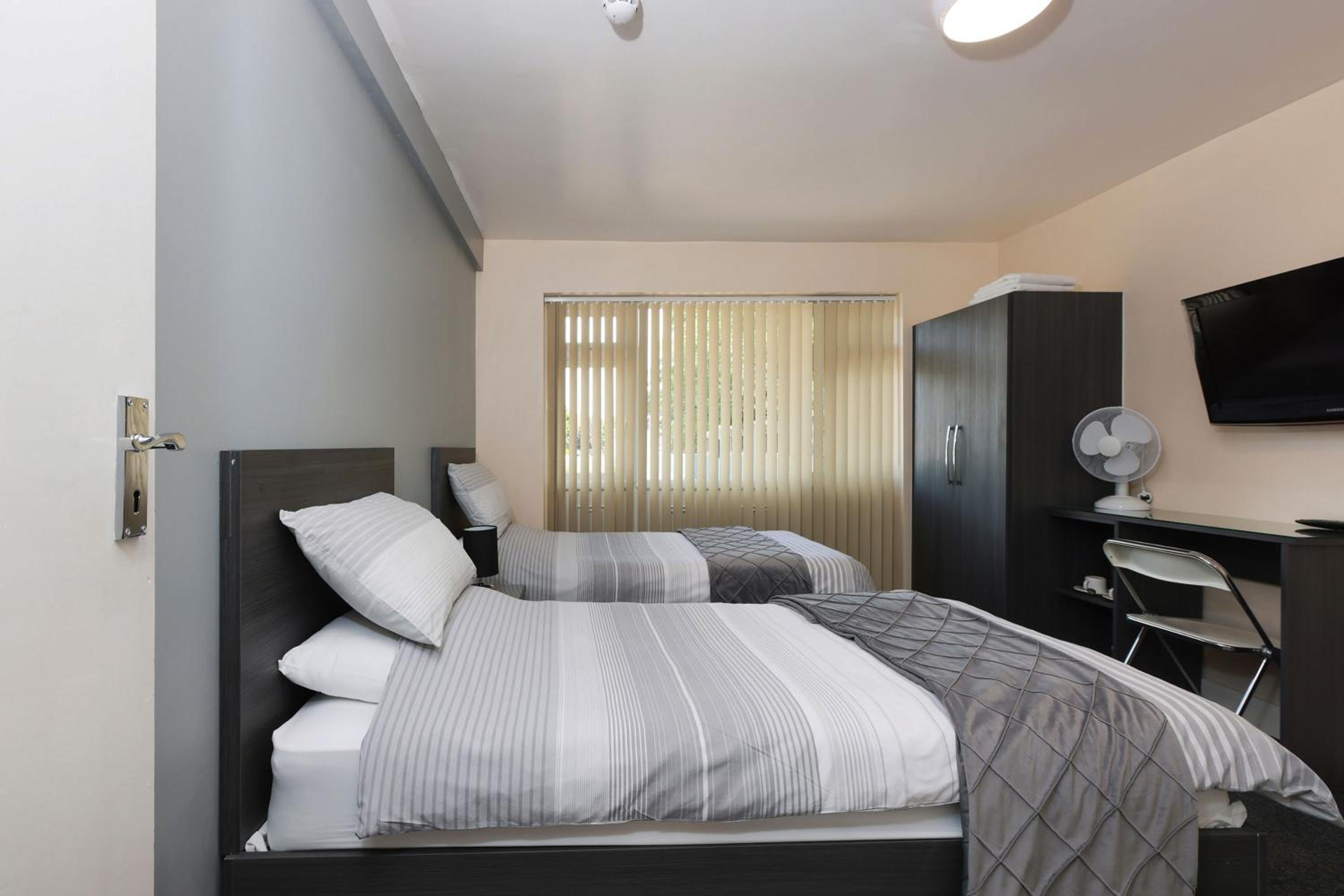 Standard Twin Room - Photo 3
