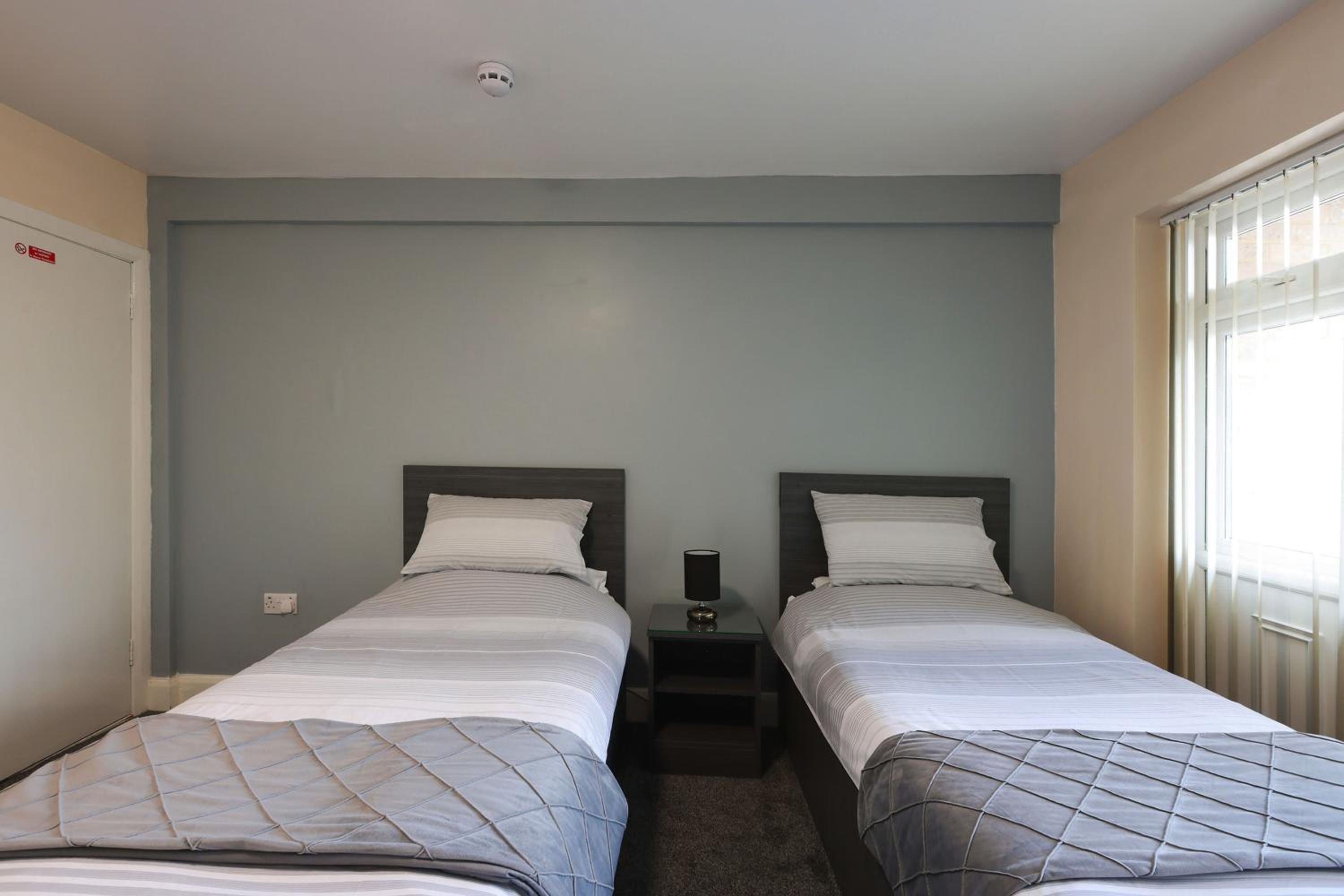 Standard Twin Room - Photo 2