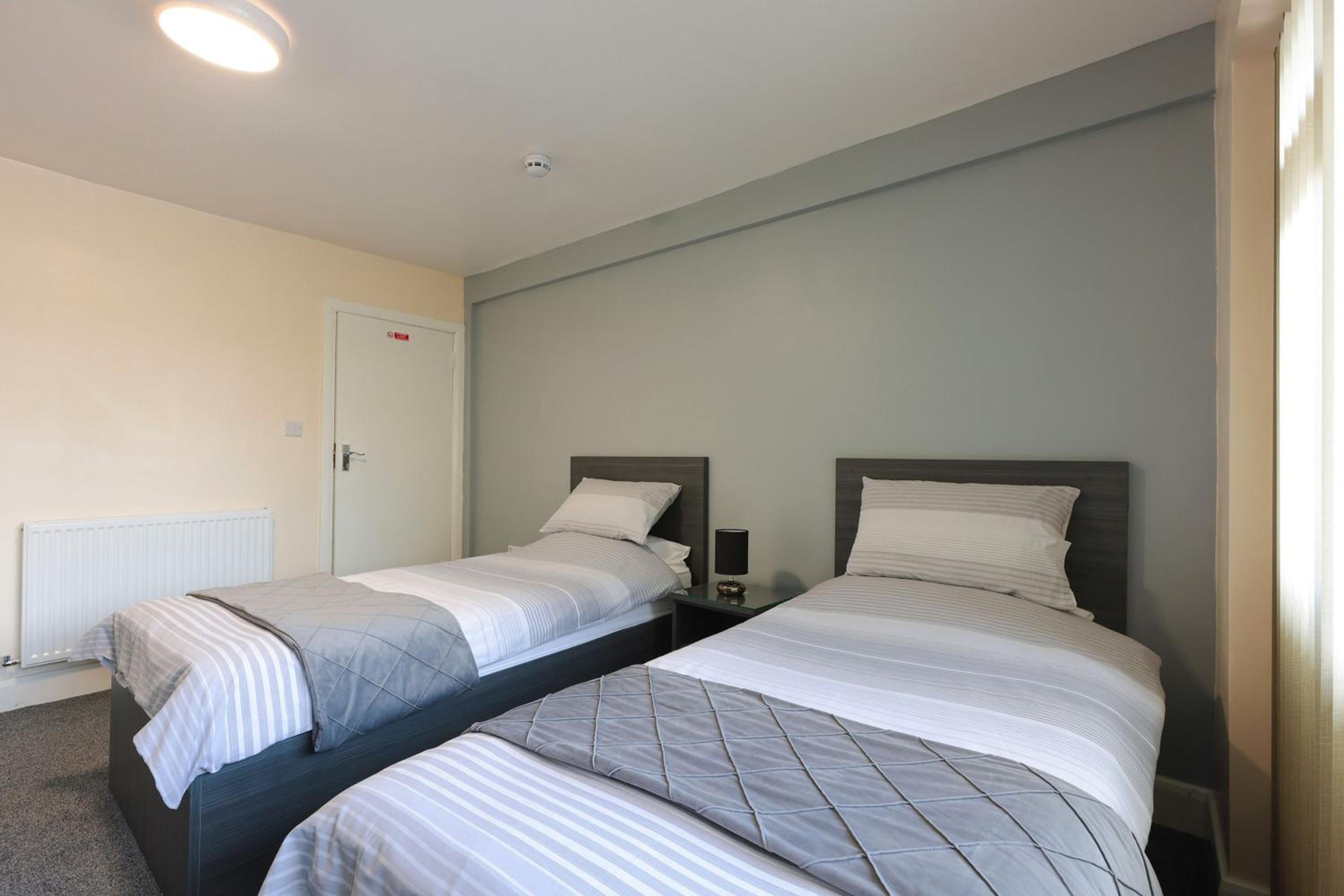 Standard Twin Room - Photo 4