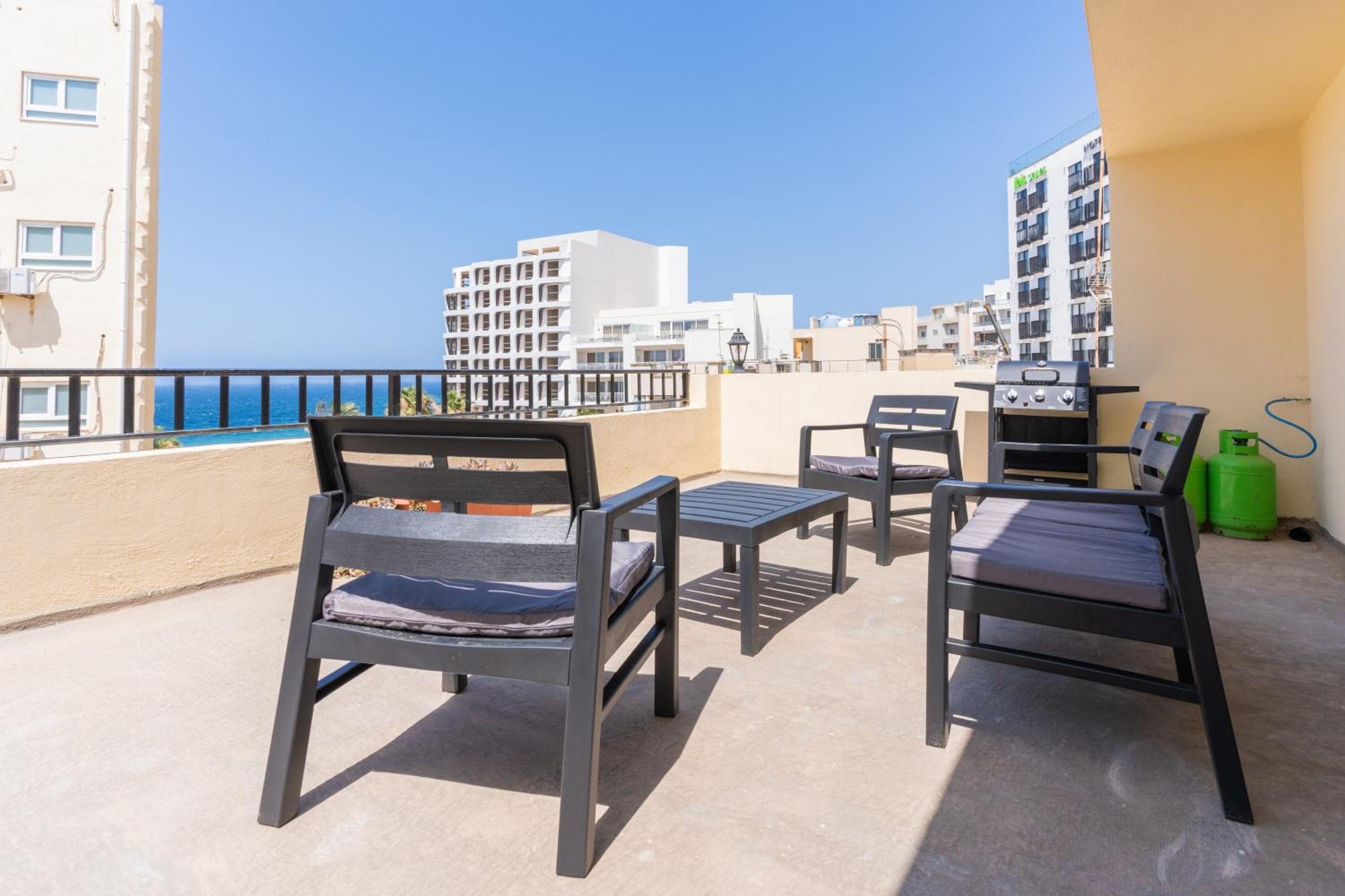 One-Bedroom Apartment With Balcony And Sea View
