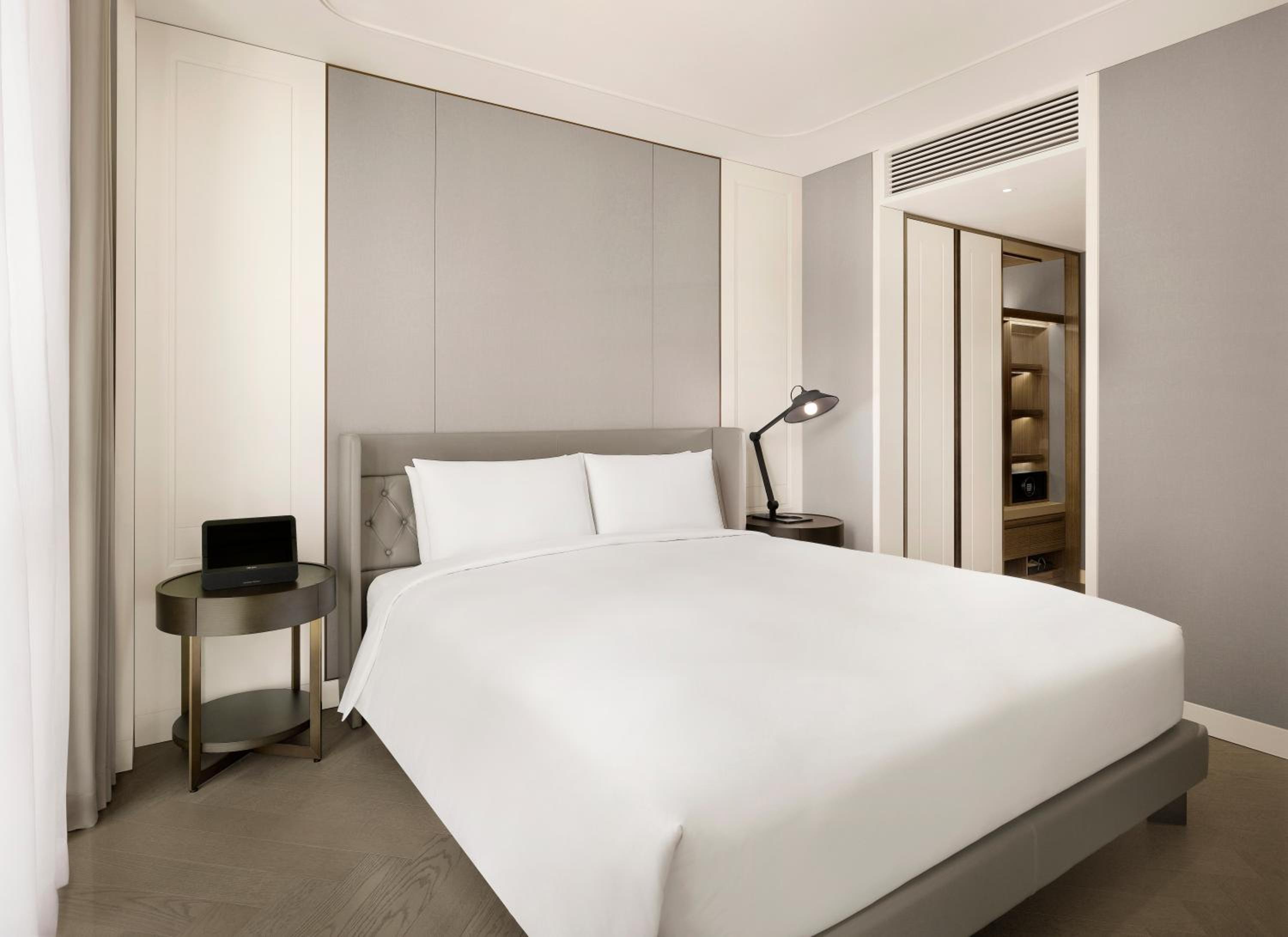 One-Bedroom Deluxe Suite with 1 king bed