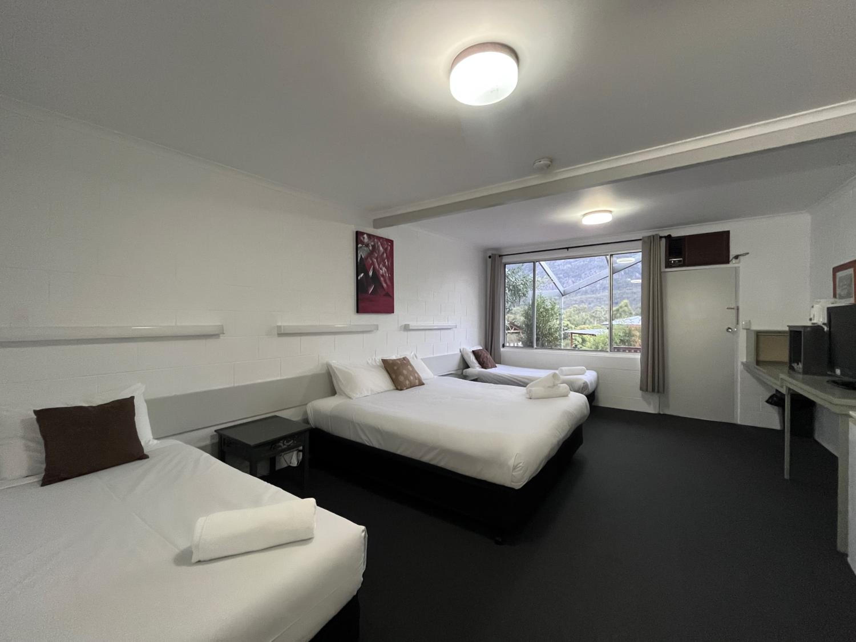 Family Motel Room for 4 Guests photo 3