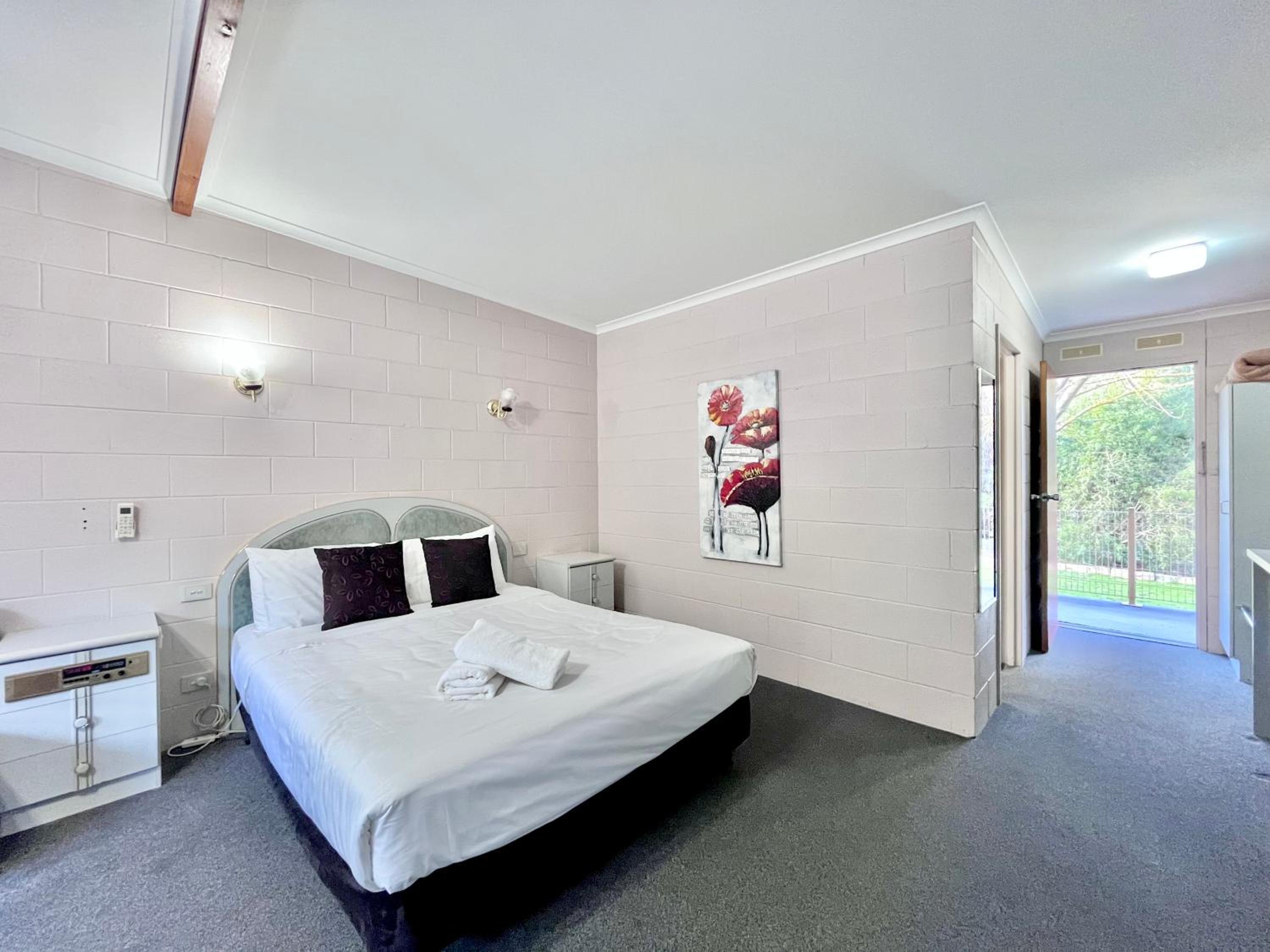 Superior Queen Motel Room photo 3