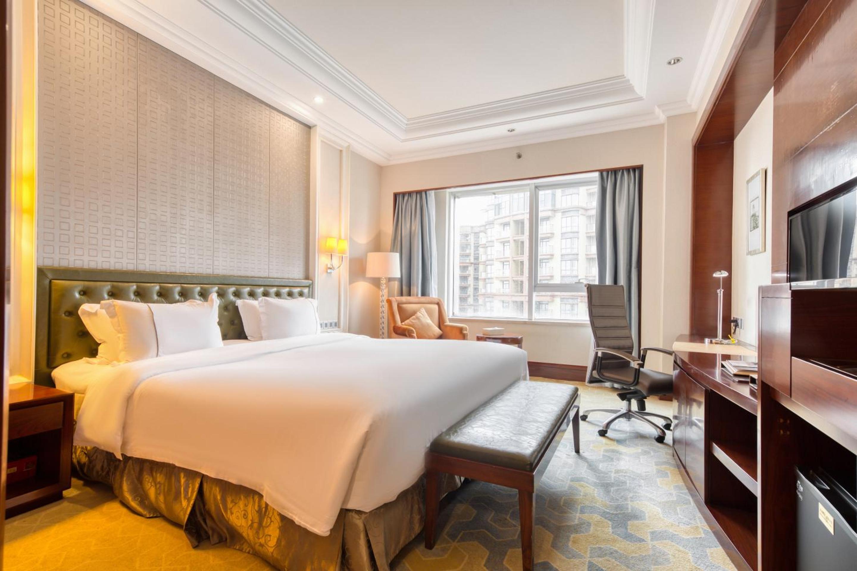 Deluxe King Room photo 3