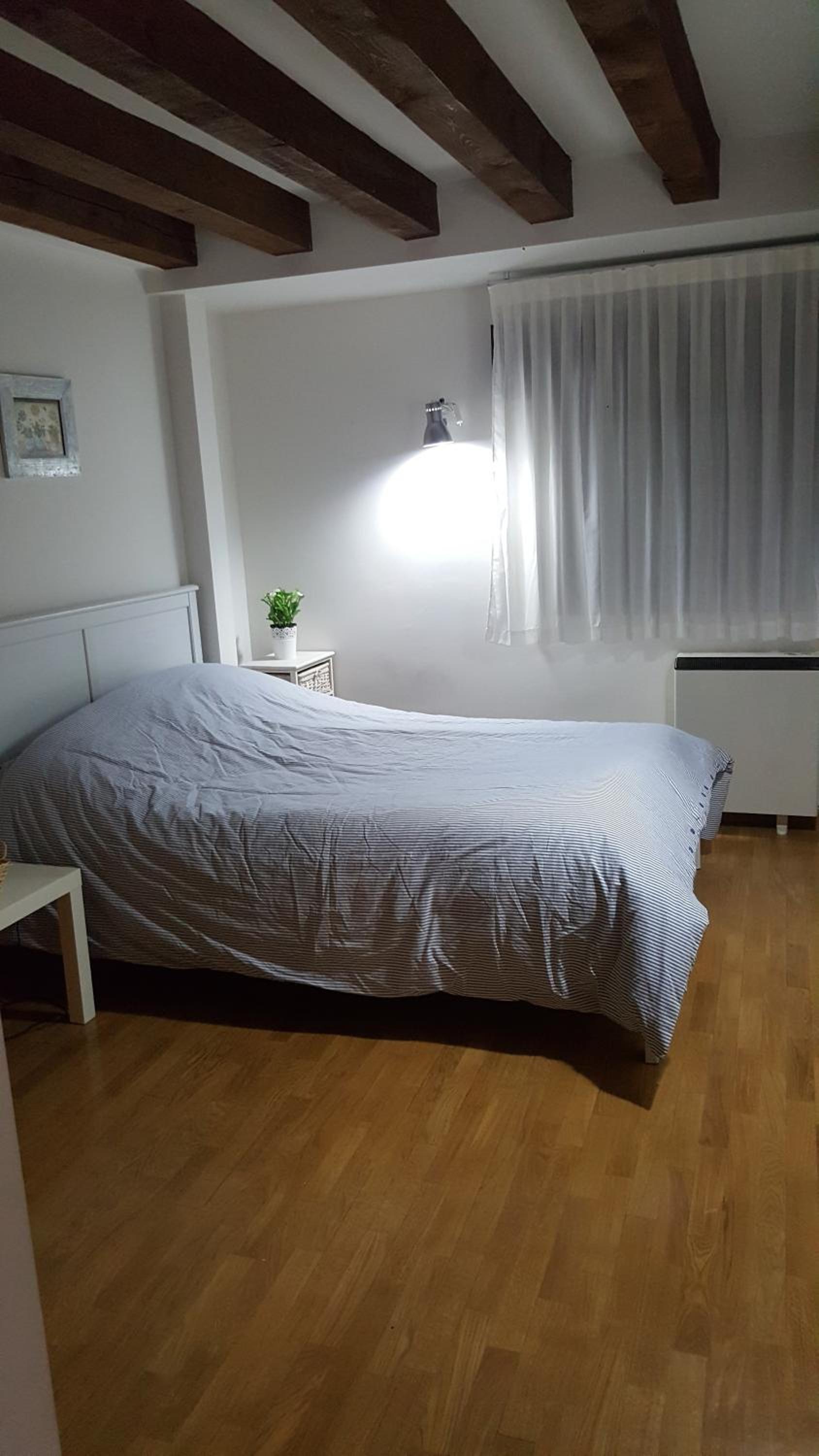Apartamento de tres habitaciones con balcón