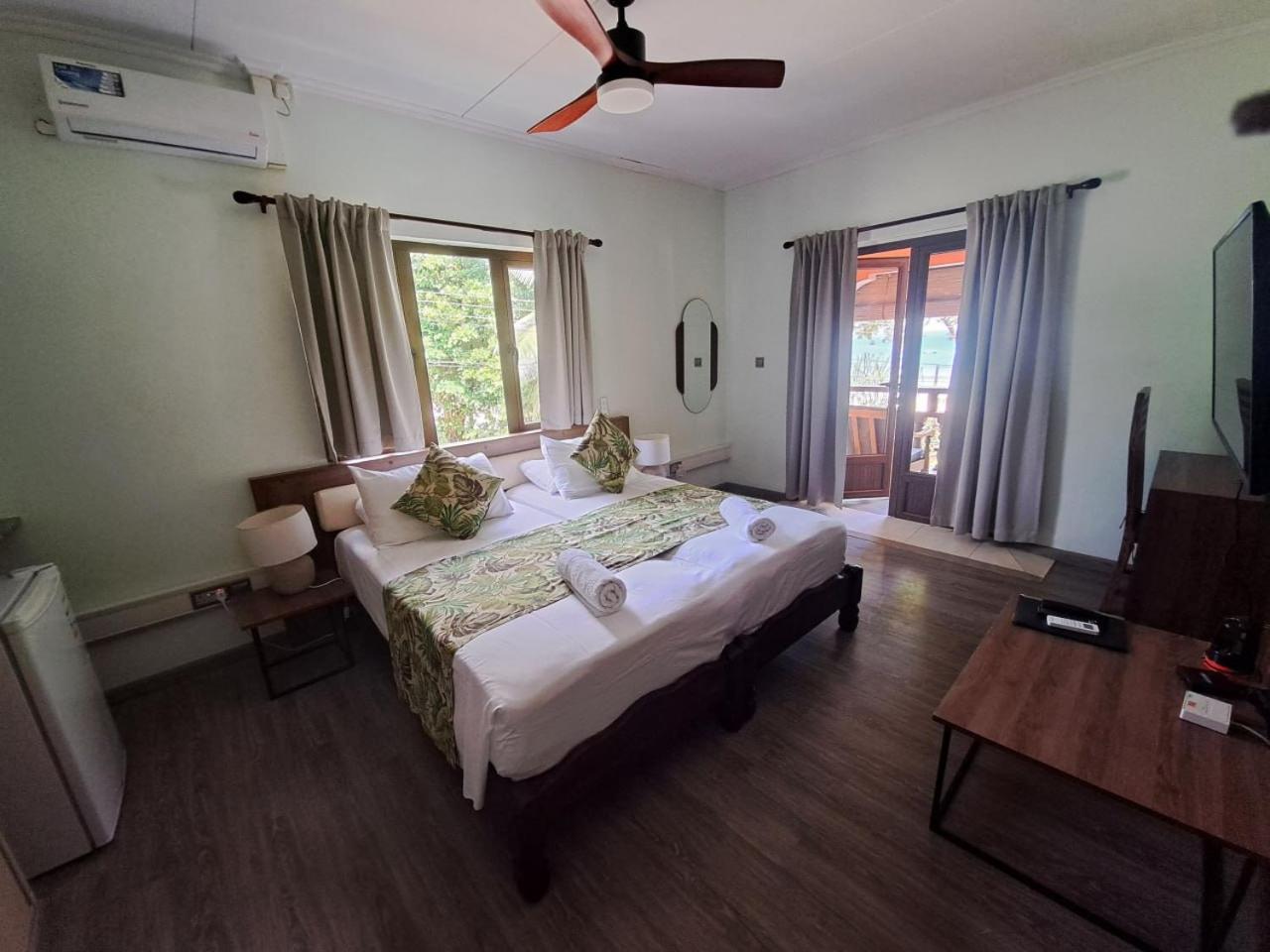 Double or Twin Room with Sea View photo 2