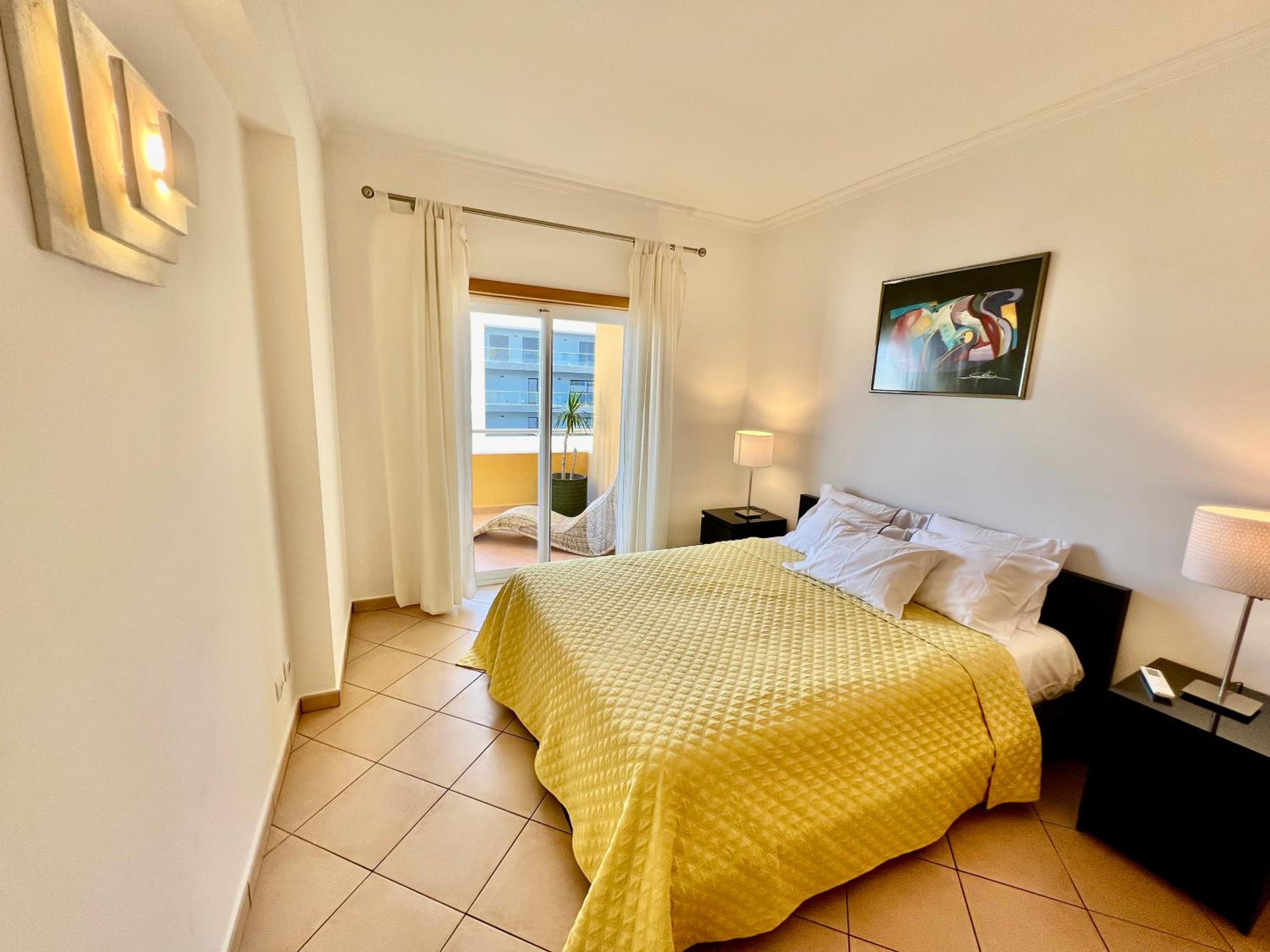 One-Bedroom Apartment with Balcony and City View photo 1