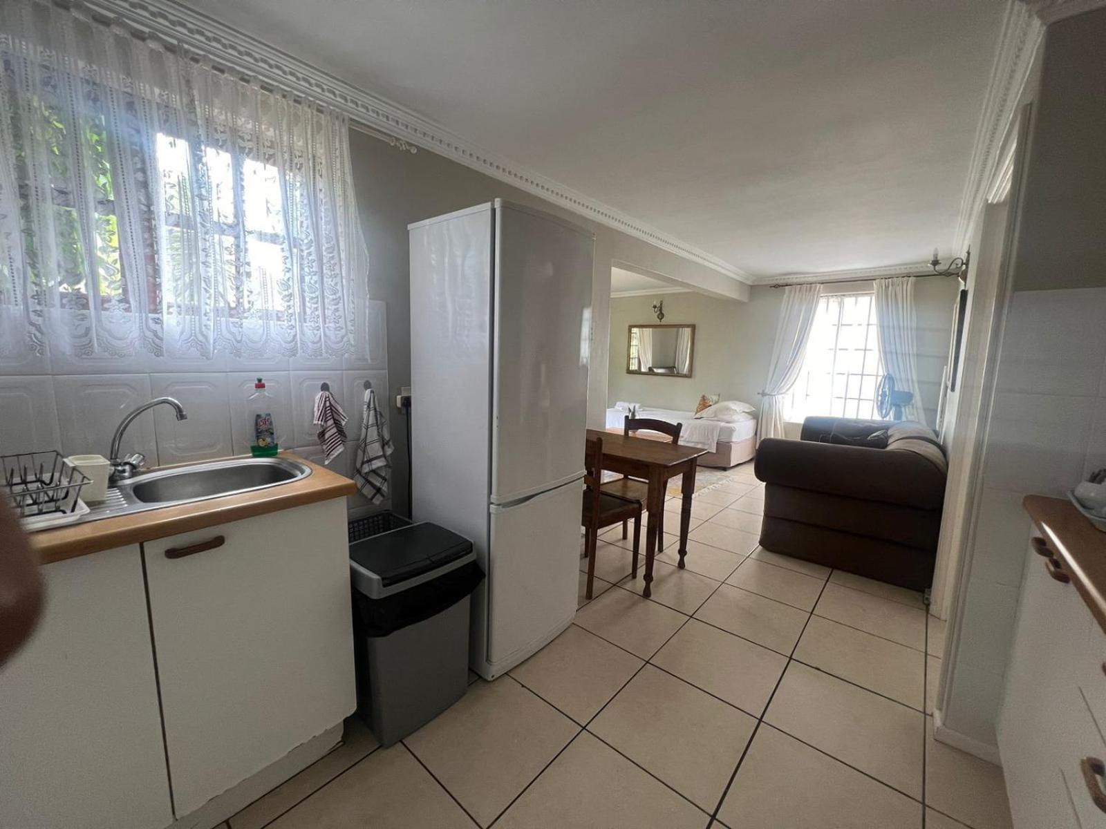 One-Bedroom Apartment - Photo 2