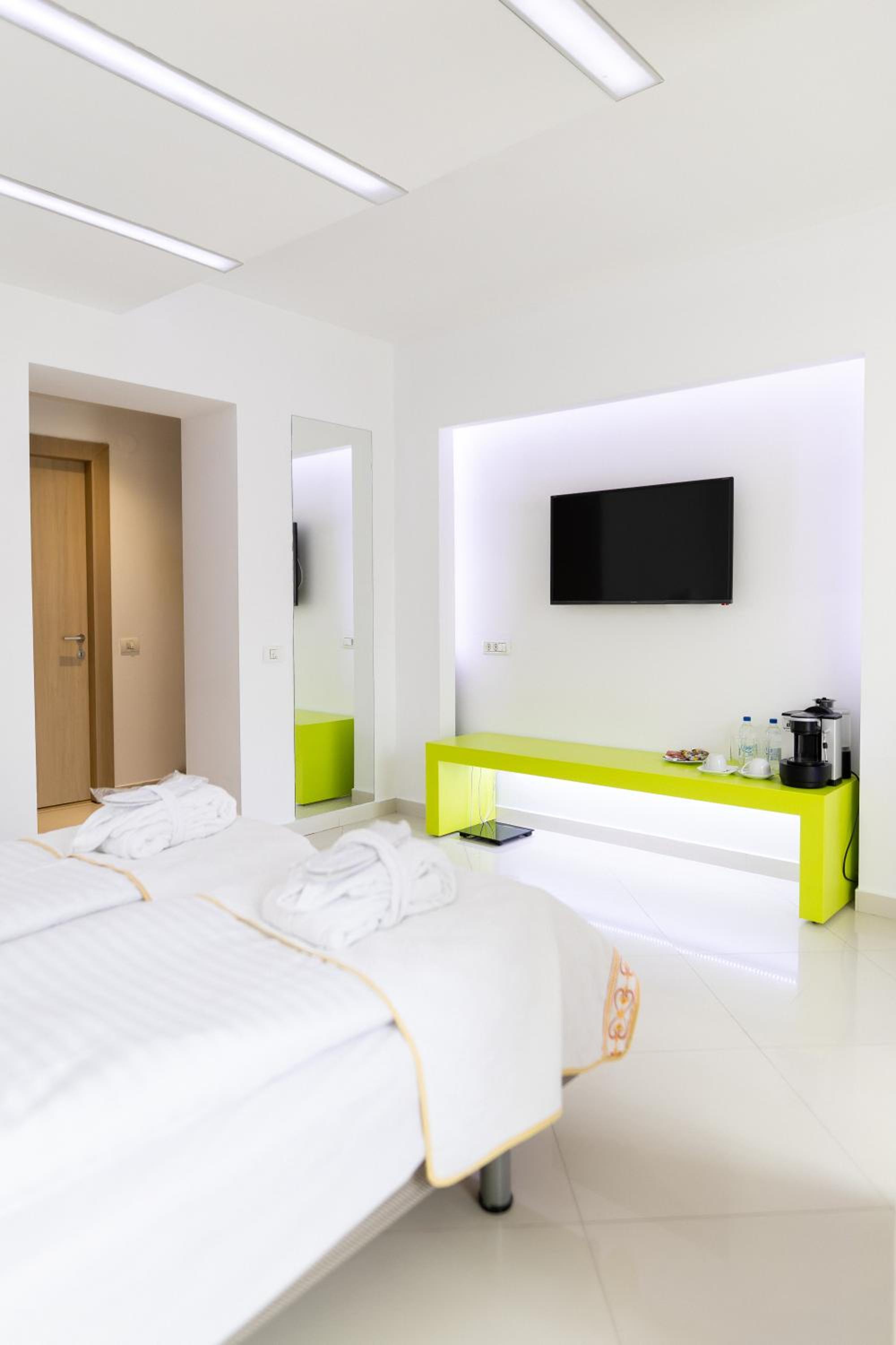 Standard Double or Twin Room - Photo 16