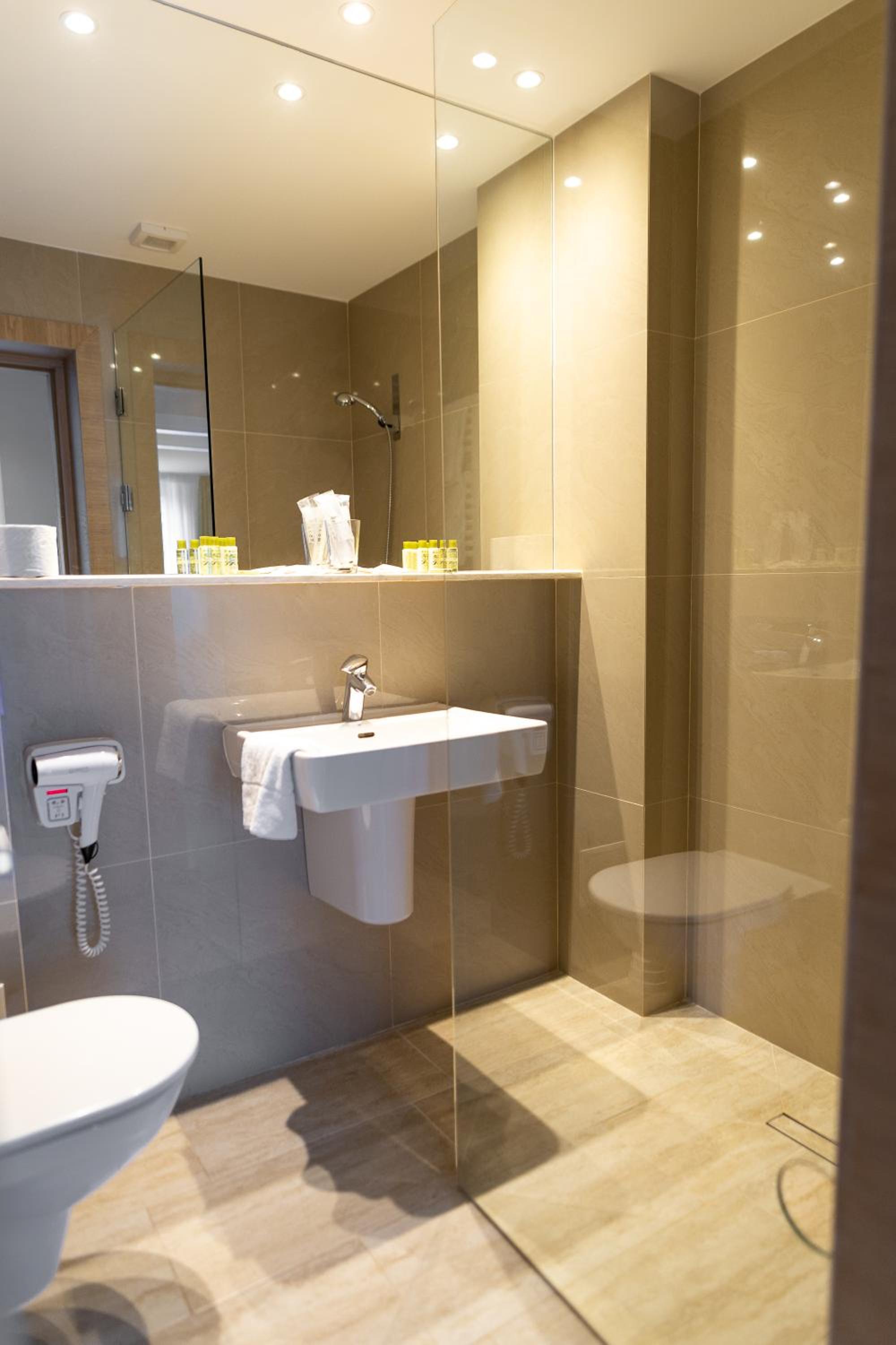 Standard Double or Twin Room - Photo 27