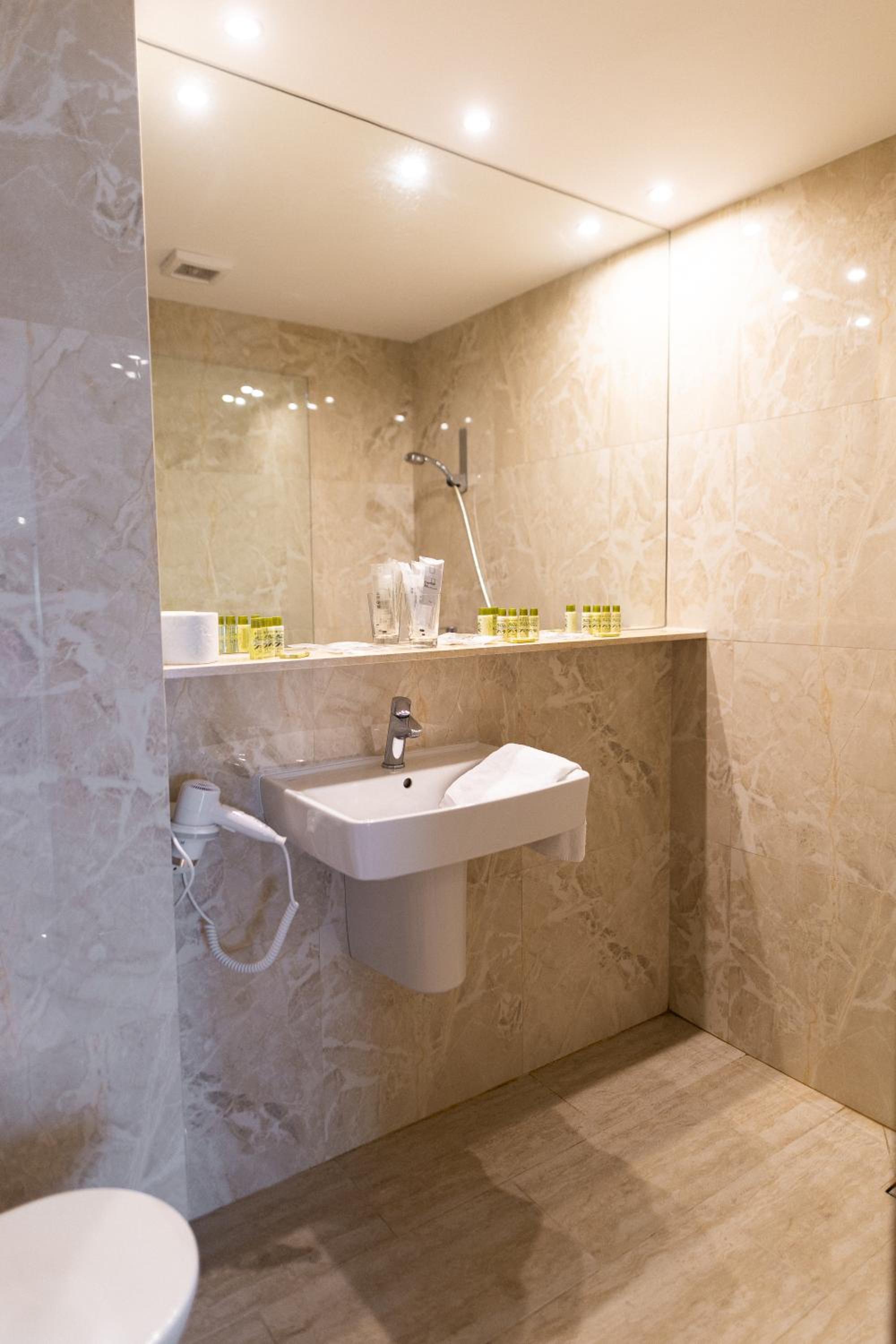 Budget Triple Room - Photo 17