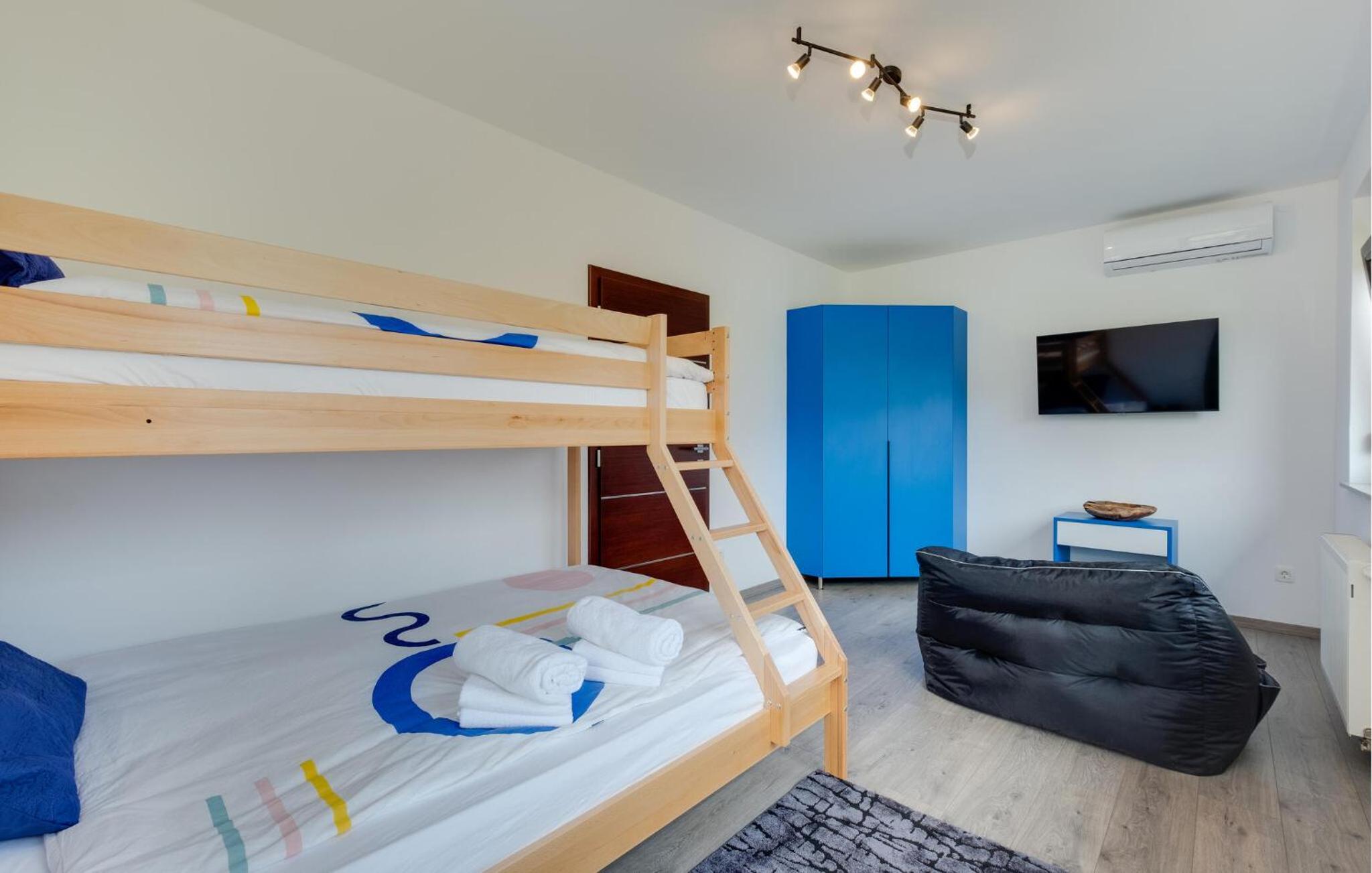 Three-Bedroom Vacation Home  photo 3
