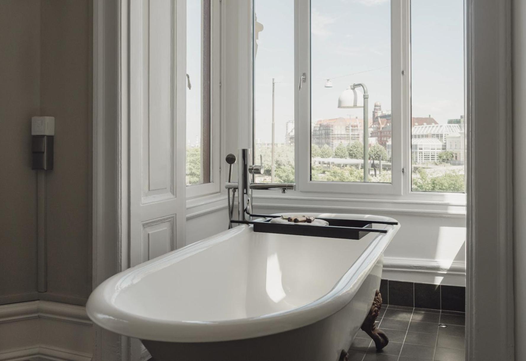 Deluxe Double Room with Bath - Photo 16