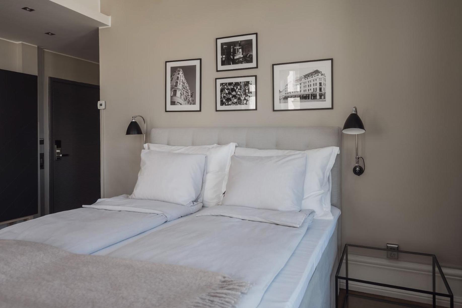 Deluxe Double Room with Bath - Photo 17