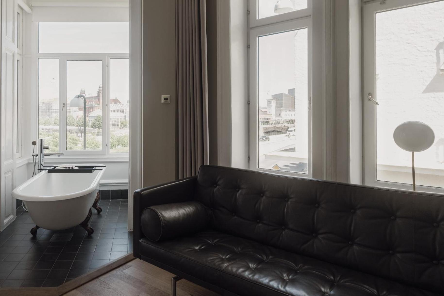 Deluxe Double Room with Bath - Photo 21