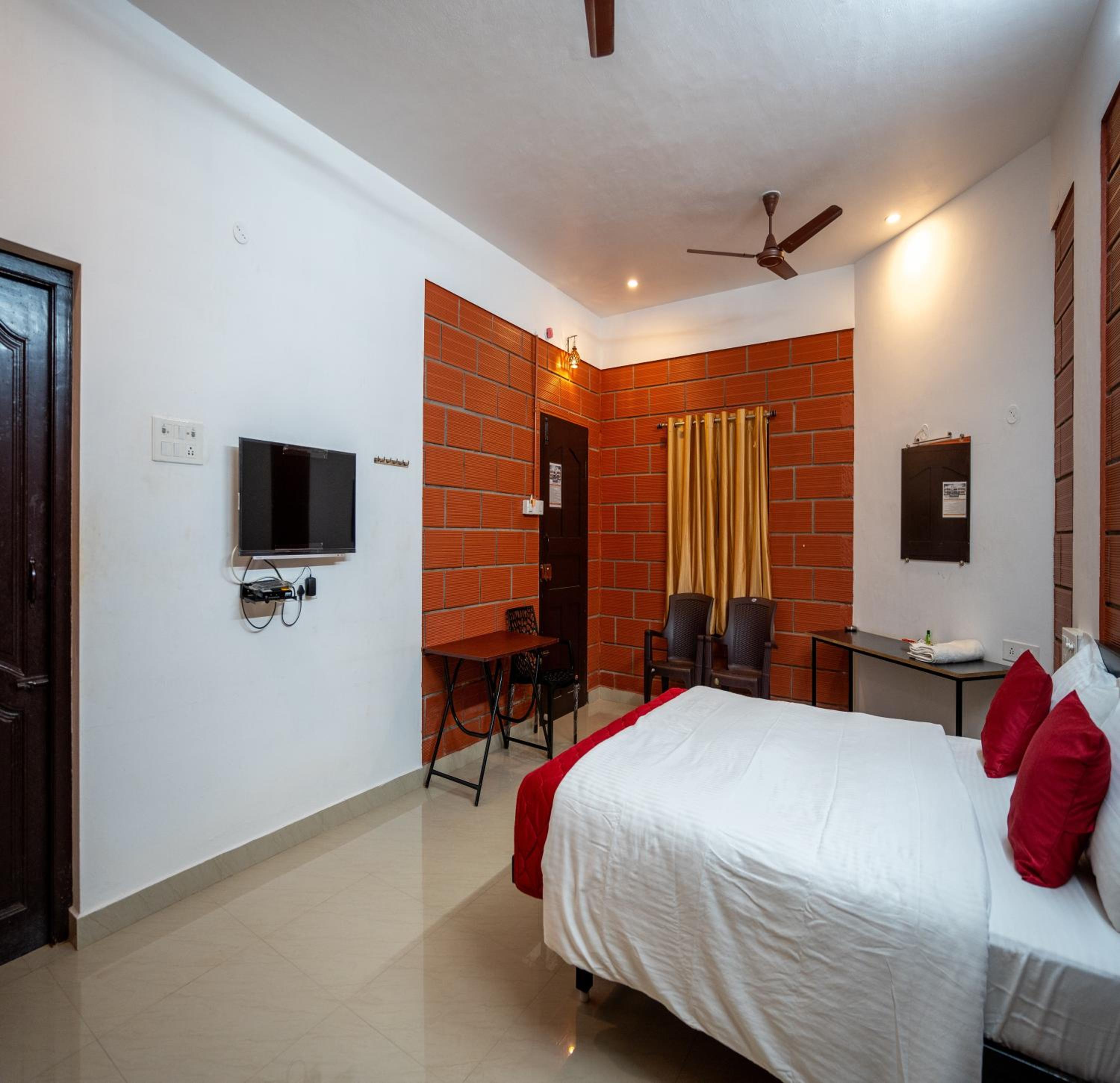 Deluxe Double Room (2 Adults + 1 Child) - Photo 10