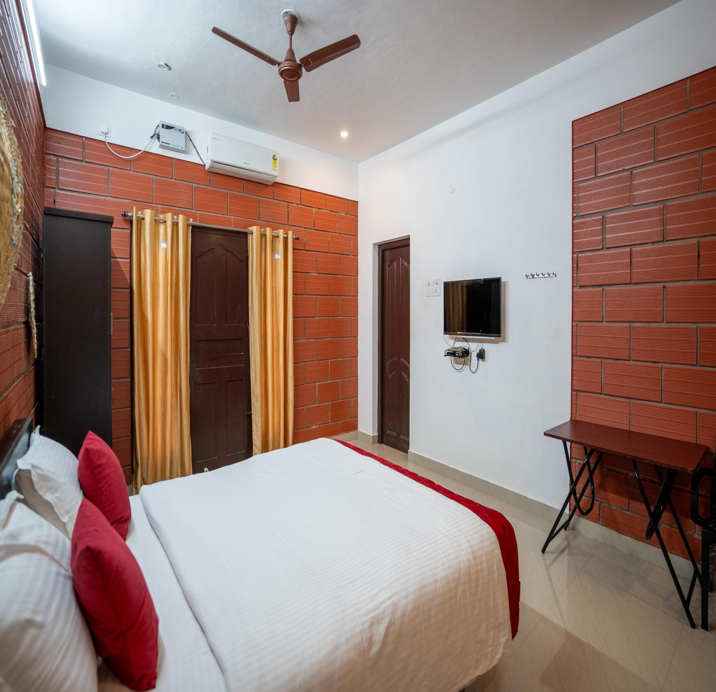 Deluxe Double Room (2 Adults + 1 Child) - Photo 8