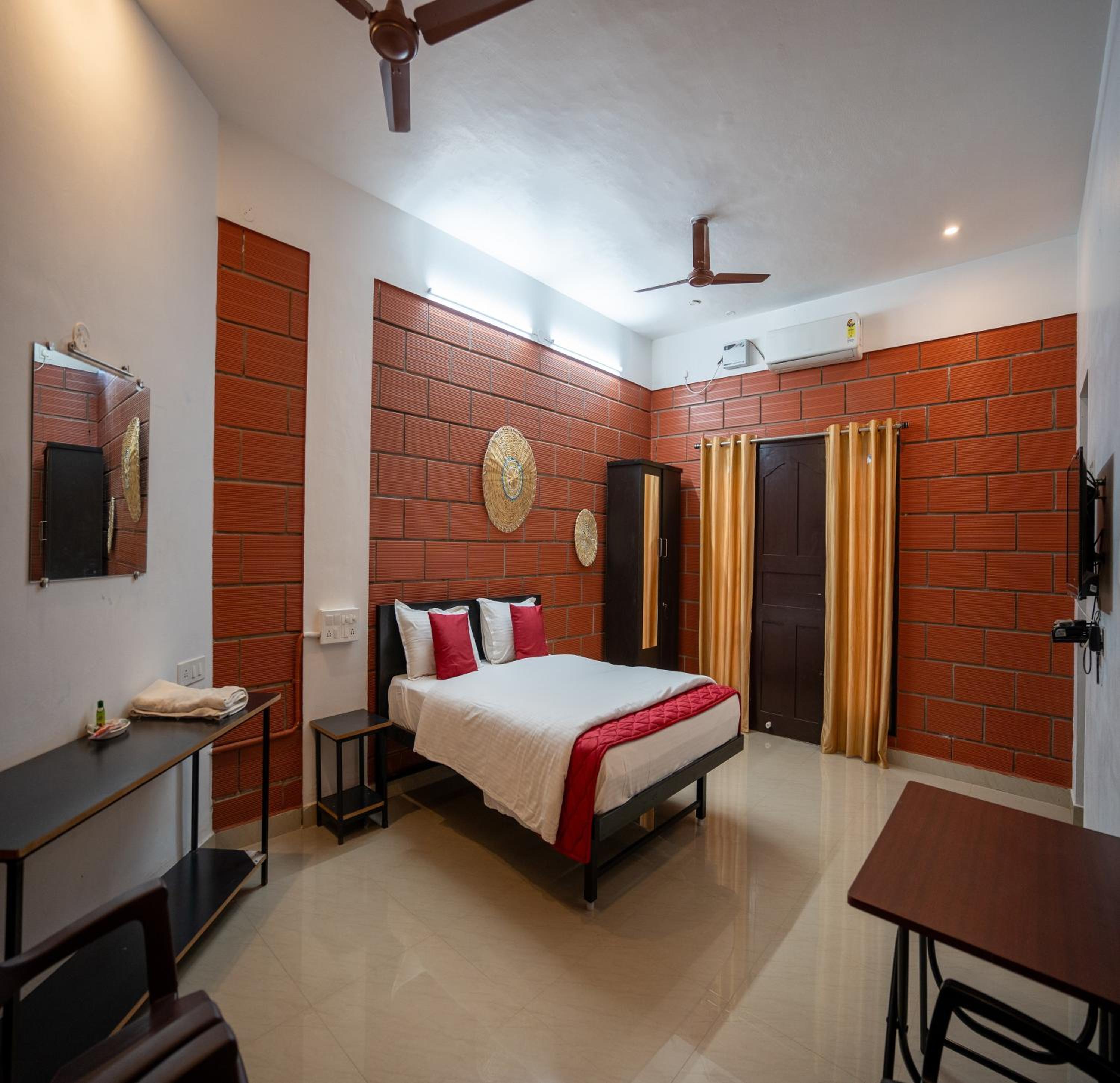 Deluxe Double Room (2 Adults + 1 Child) - Photo 13