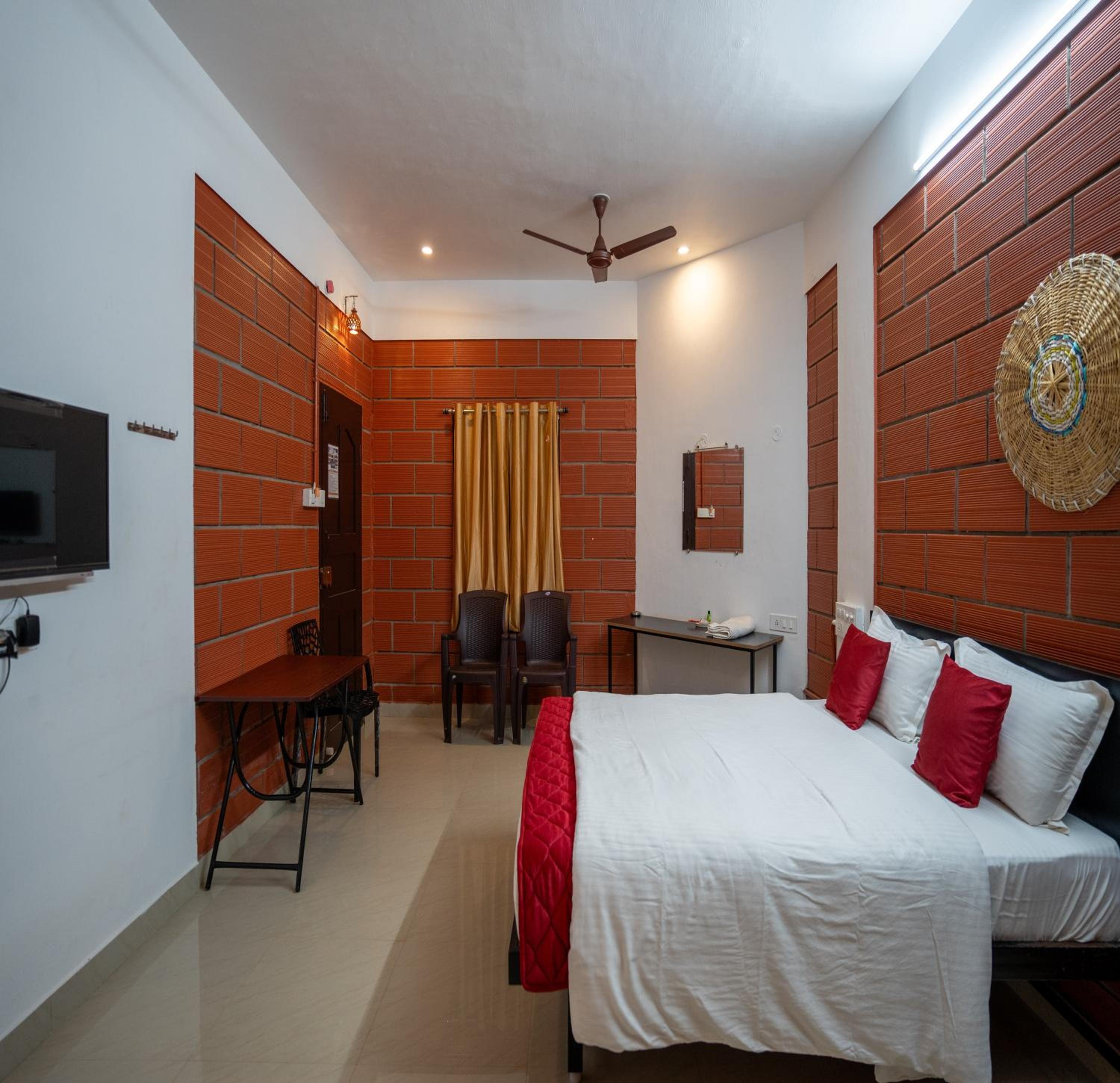 Deluxe Double Room (2 Adults + 1 Child) - Photo 11