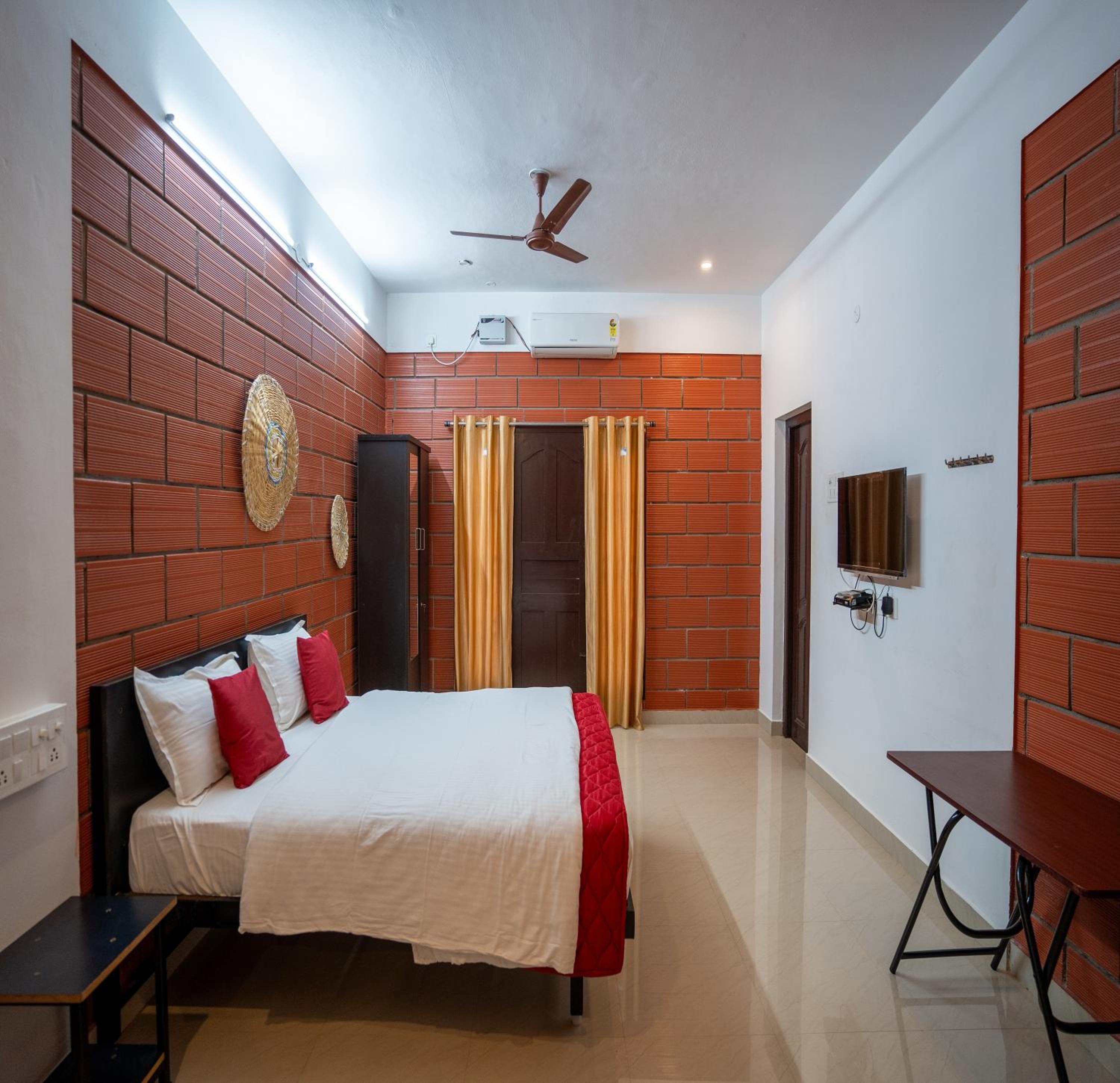 Deluxe Double Room (2 Adults + 1 Child) - Photo 9