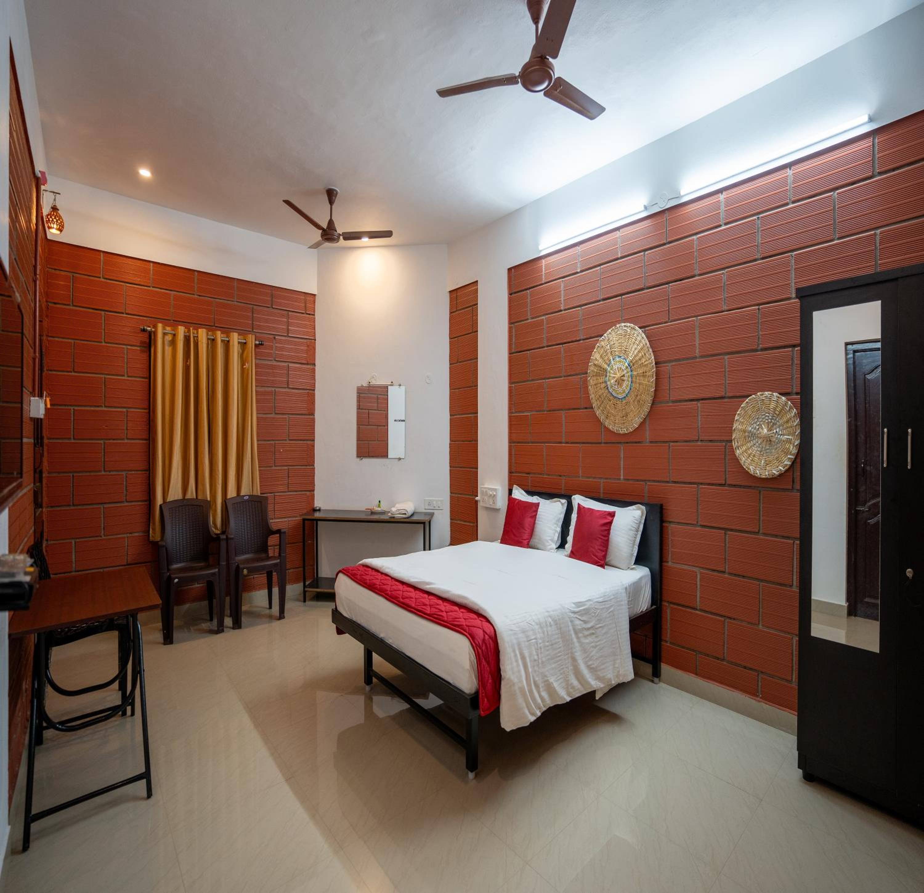Deluxe Double Room (2 Adults + 1 Child) - Photo 1