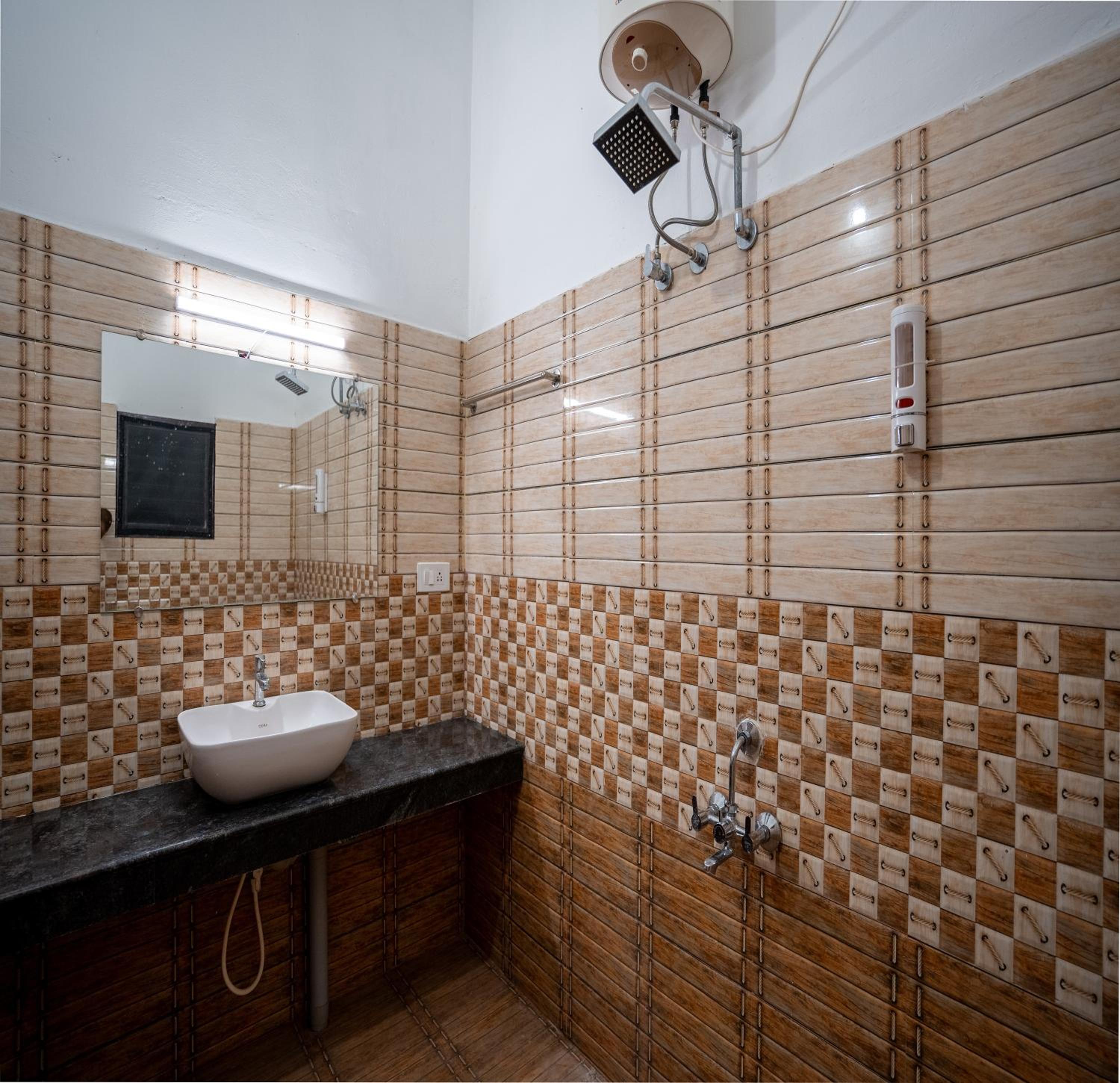 Deluxe Double Room (2 Adults + 1 Child) - Photo 6