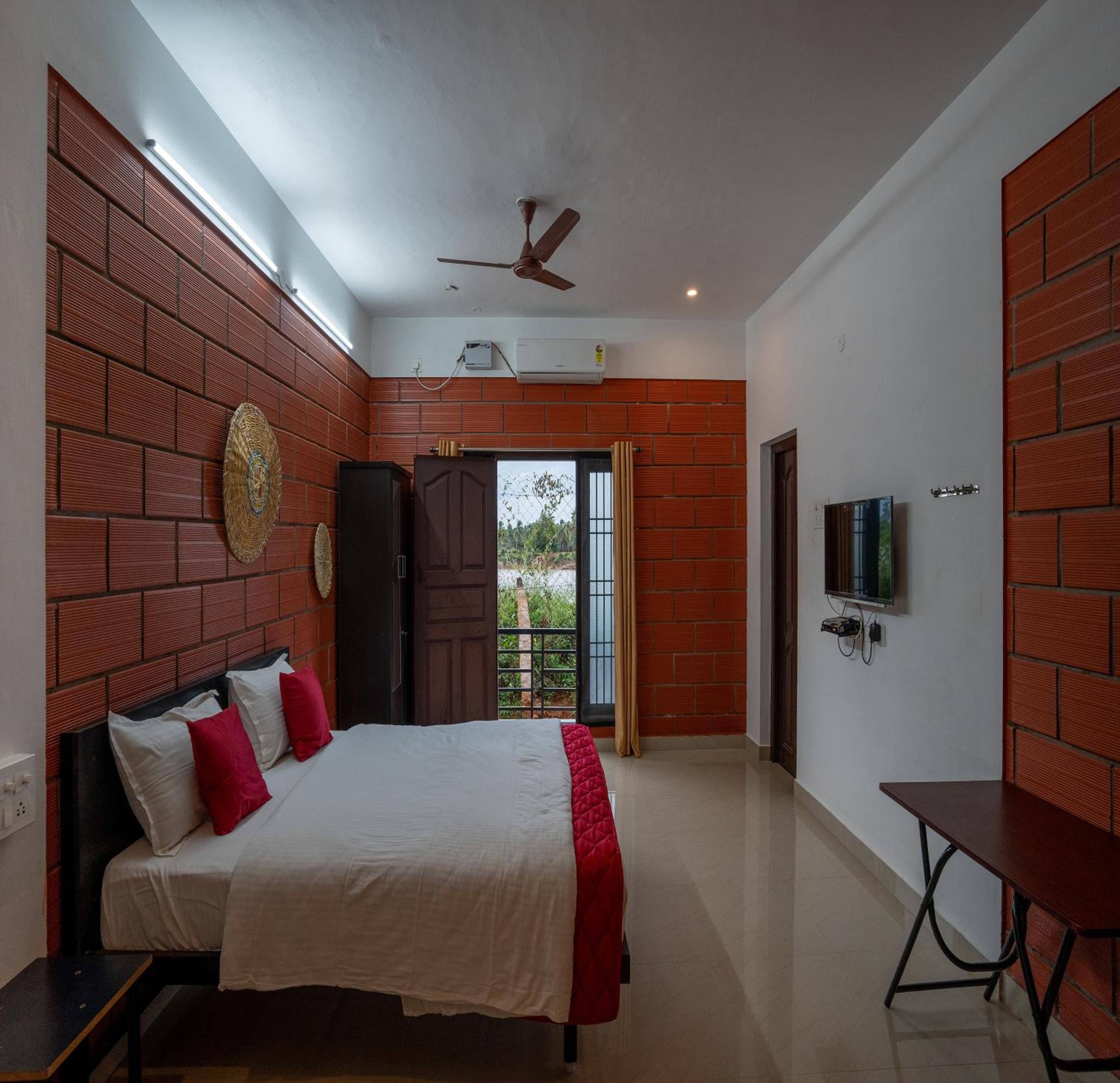 Deluxe Double Room (2 Adults + 1 Child) - Photo 7