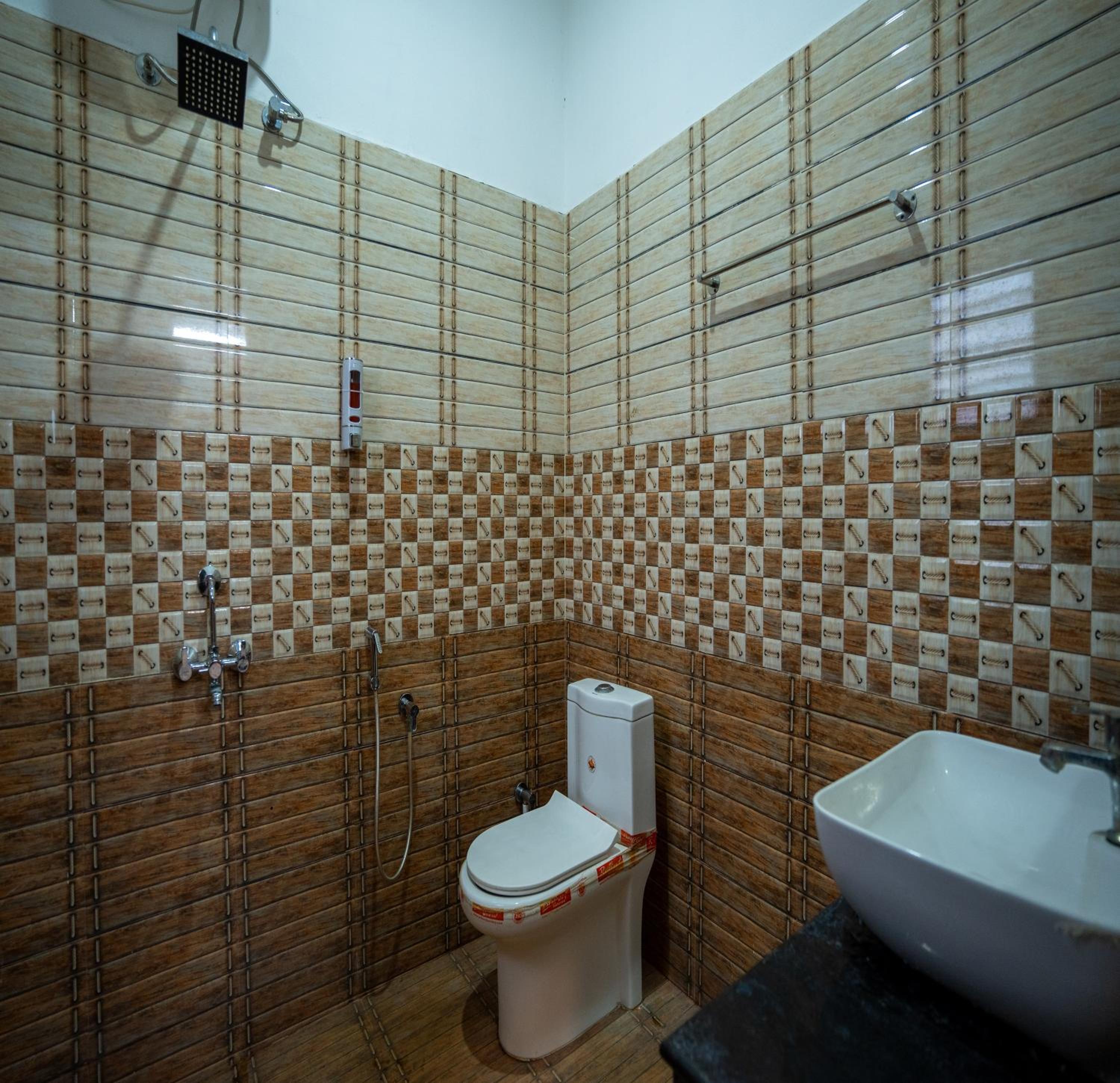 Deluxe Double Room (2 Adults + 1 Child) - Photo 5