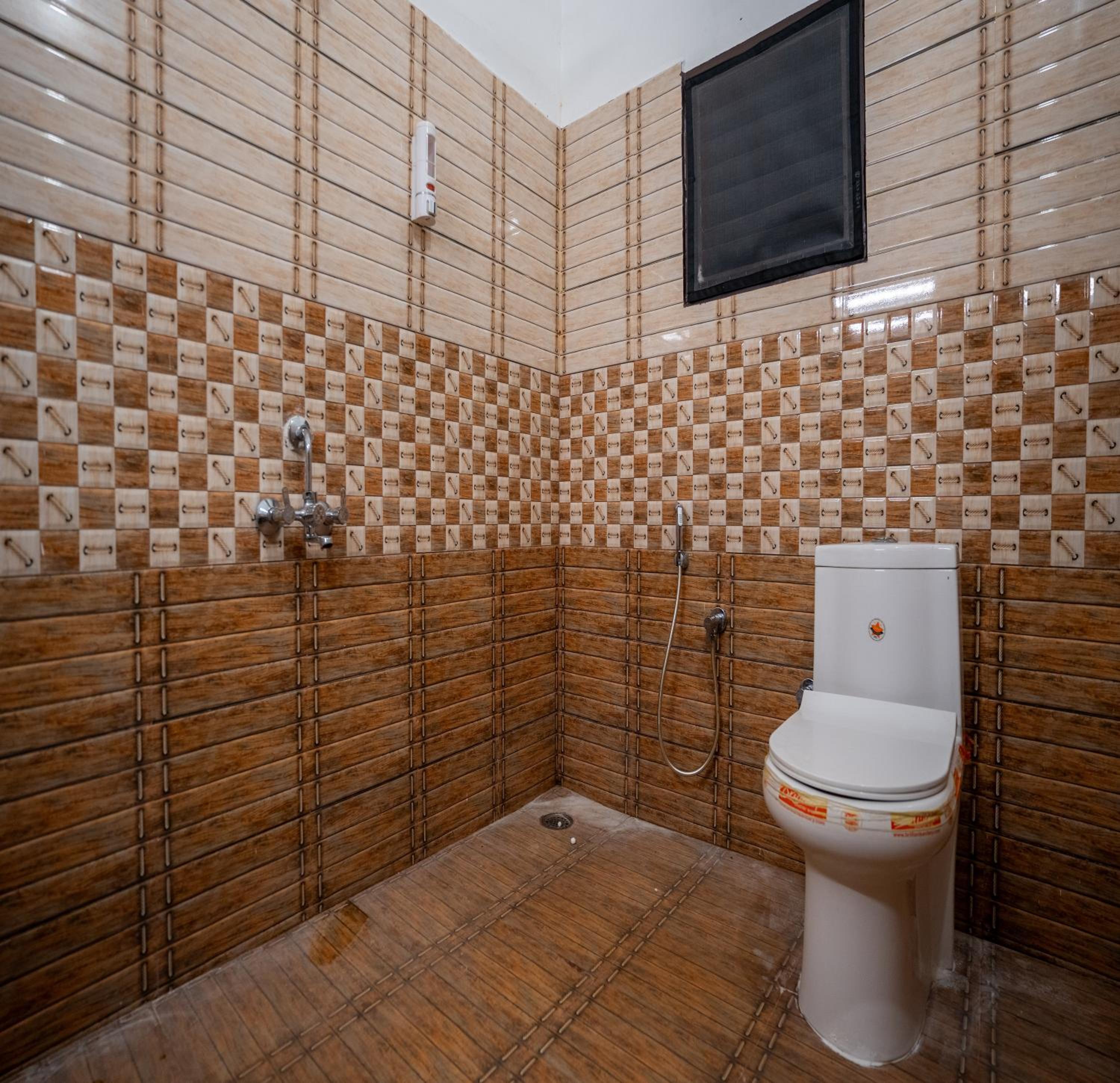 Deluxe Double Room (2 Adults + 1 Child) - Photo 4