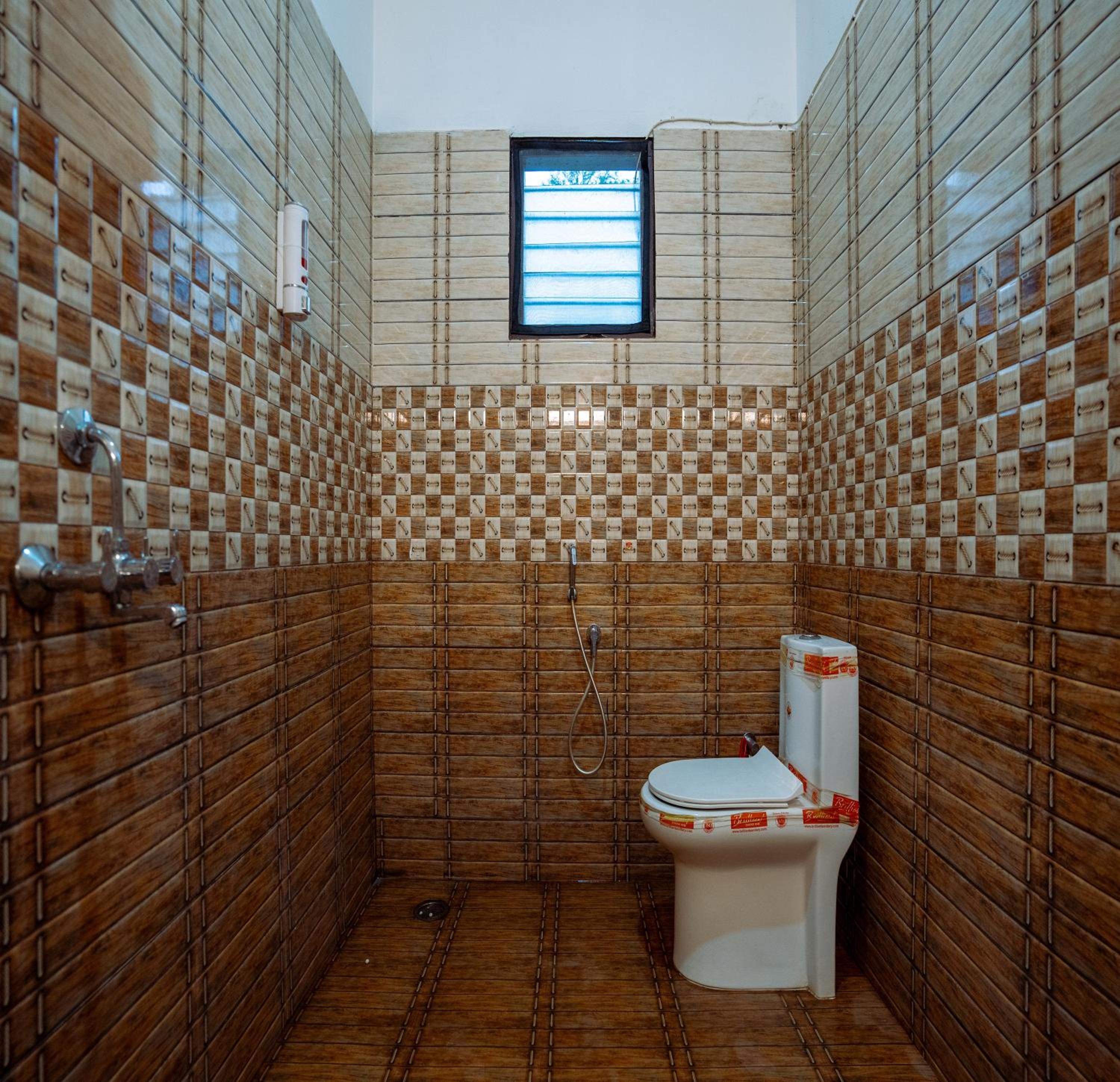 Deluxe Double Room (2 Adults + 1 Child) - Photo 3