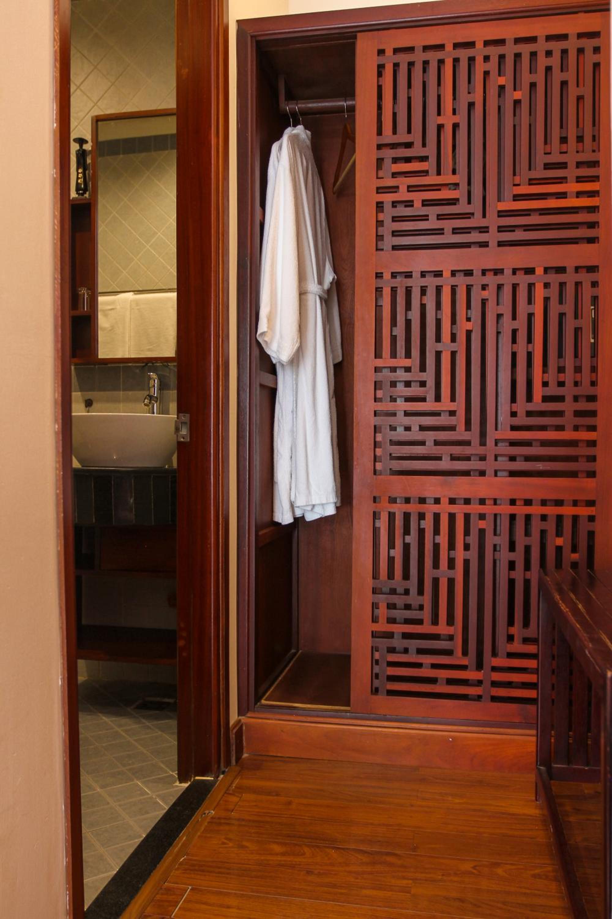 Main Suite - Photo 10