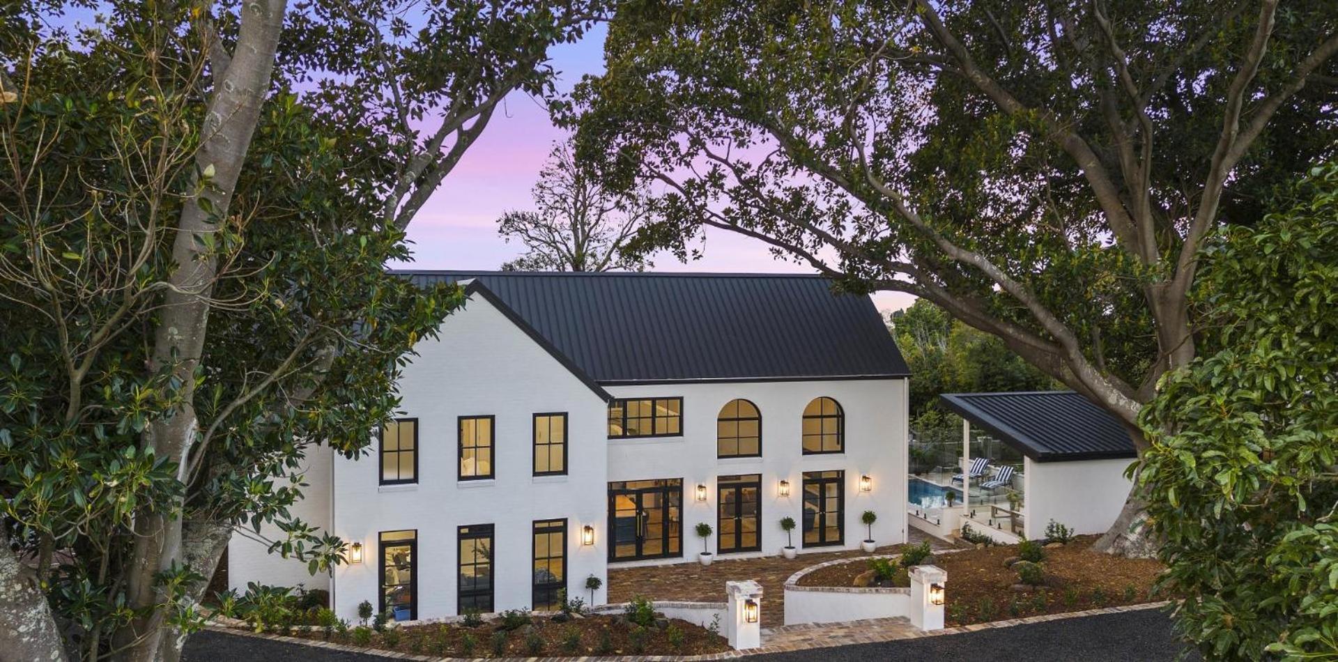 Six-Bedroom House photo 2