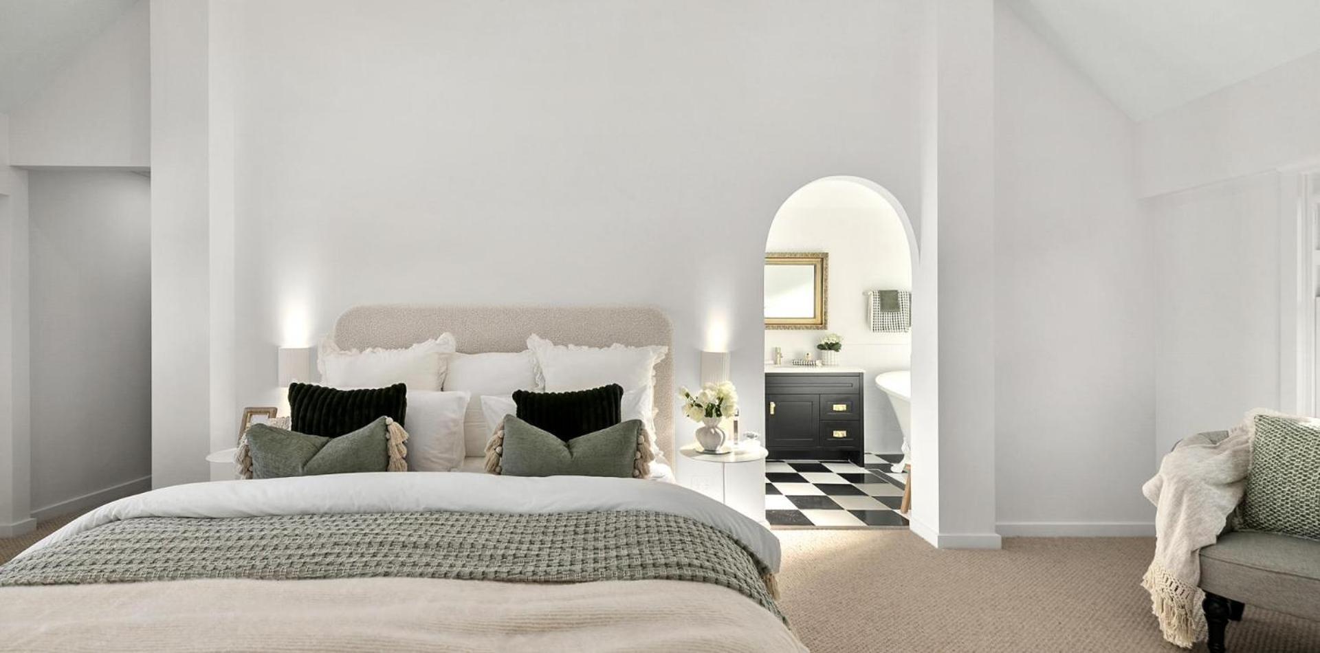 Six-Bedroom House photo 1